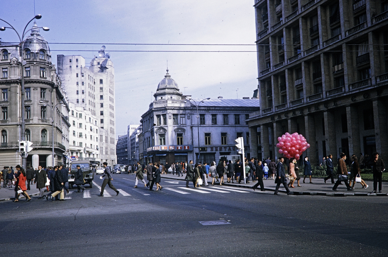 Romania, Bucharest, Bulevardul Regina Elisabeta, szemben a Calea Victoriei, ott az első sarok balra a Strada Constantin Mille. A saroképület a Hotel Capitol., 1970, UWM Libraries, baloon, crosswalk, Fortepan #260565