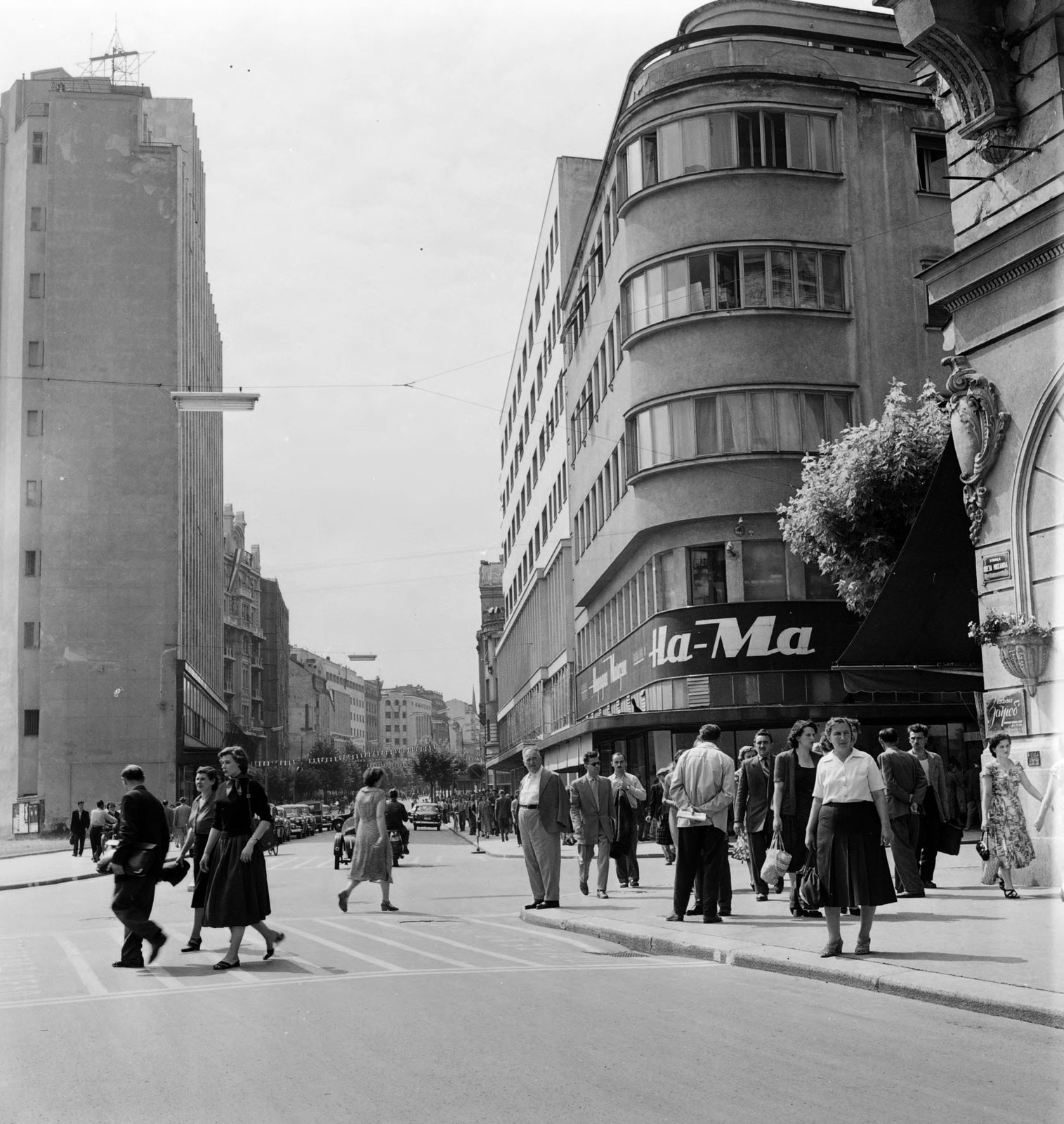 Serbia, Belgrade, Kneza Mihajla és Obilićev venac kereszteződése, balra a Trg Republike., 1955, UWM Libraries, cornerhouse, street view, photo aspect ratio: square, crosswalk, Fortepan #260577