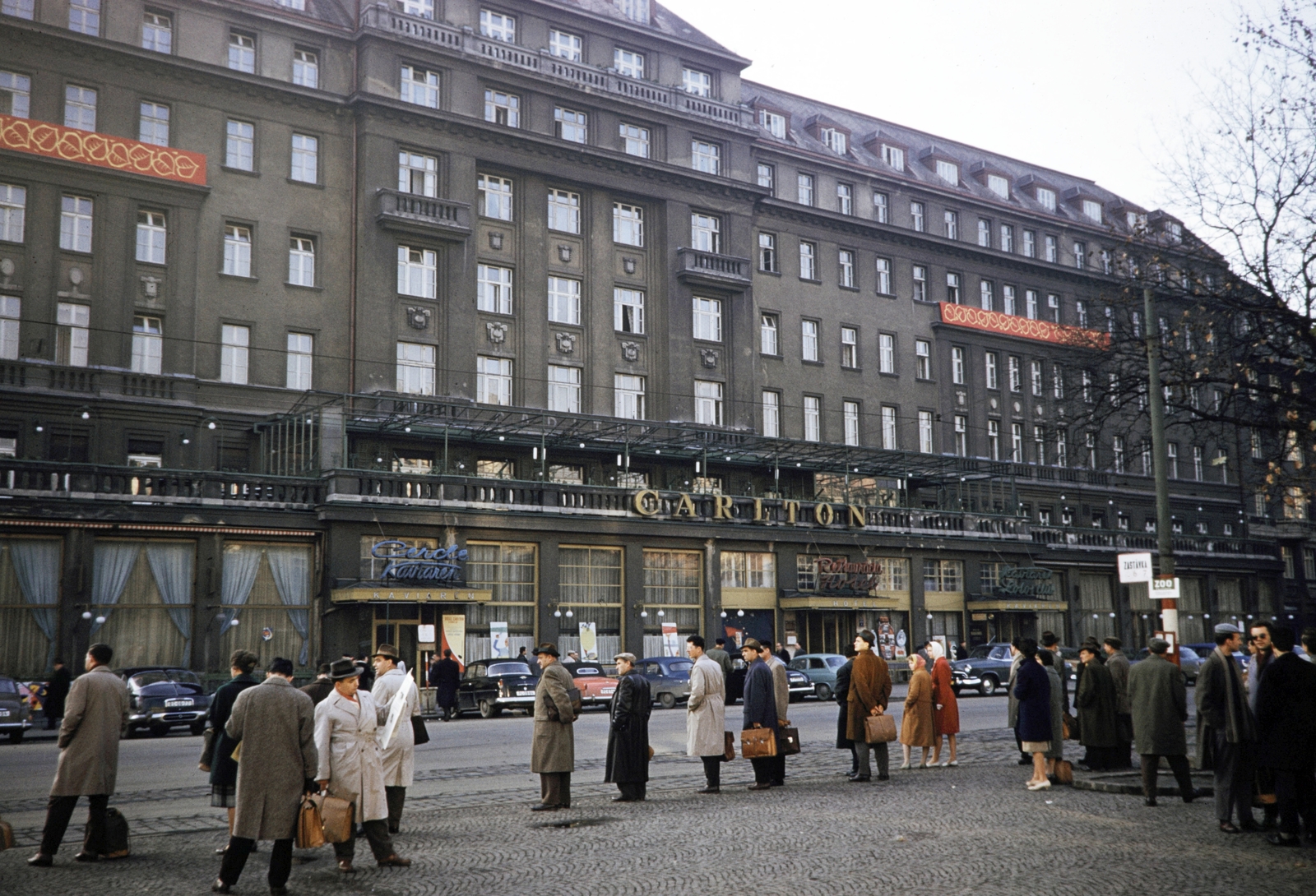 Szlovákia, Pozsony, Hviezdoslavovo námestie, szemben a Carlton Hotel., 1960, UWM Libraries, színes, várakozás, járókelő, Fortepan #260584