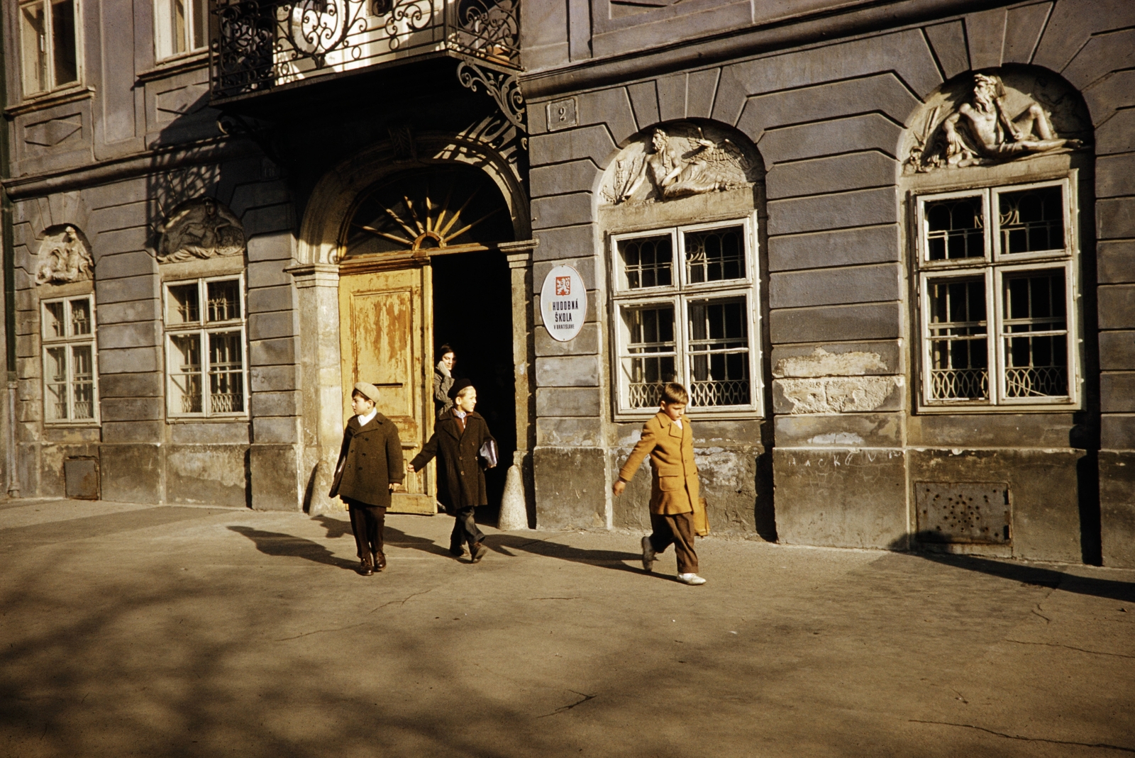 Slovakia, Bratislava, Ferenciek tere (Františkánske námestie) 4. (ekkor 2.) a jezsuiták temploma melletti Zeneiskola épülete., 1960, UWM Libraries, colorful, enamel sign, relief, Fortepan #260588
