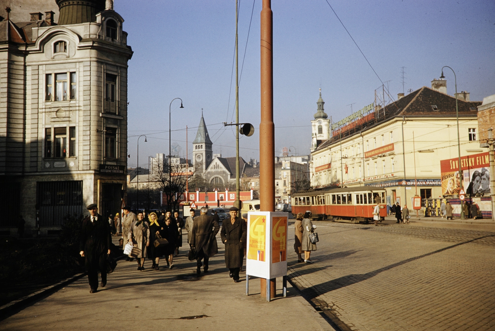 Szlovákia, Pozsony, Szlovák Nemzeti Felkelés tere (Námestie SNP), szemben balra a református templom, jobbra az Irgalmasok templomának tornya látszik., 1960, UWM Libraries, színes, utcakép, Fortepan #260592