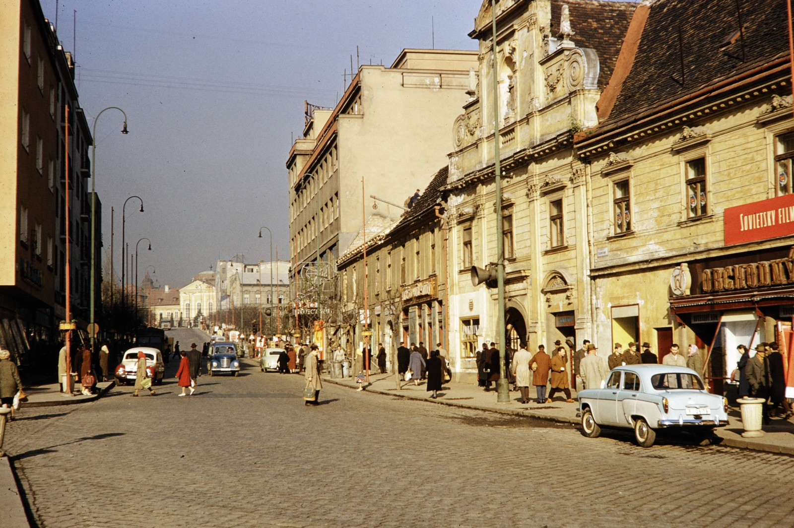 Szlovákia, Pozsony, Szlovák Nemzeti Felkelés tere / Námestie SNP (egykor Vásár tér, ekkor Sztálin tér), szemben a Posta utca (ulica Postova). Az utca végénél a Hodžovo námestie és ott a Grassalkovich-kastély (ekkor Klement Gottwald Pionírpalota, ma Elnöki Palota)., 1960, UWM Libraries, utcakép, színes, Moszkvics-márka, Moszkvics 407, Fortepan #260595