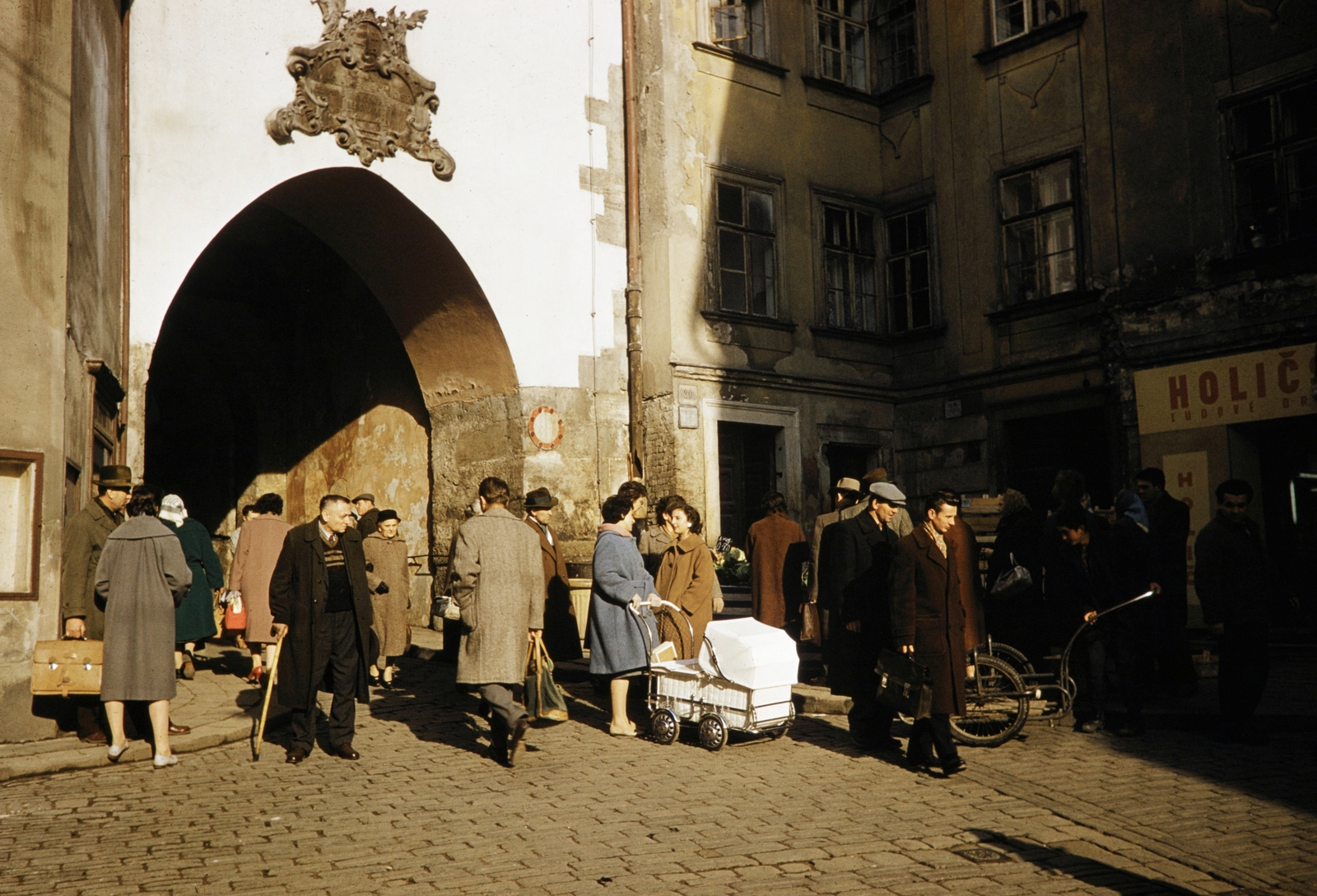 Szlovákia, Pozsony, Mihály-kapu., 1960, UWM Libraries, színes, babakocsi, Fortepan #260597