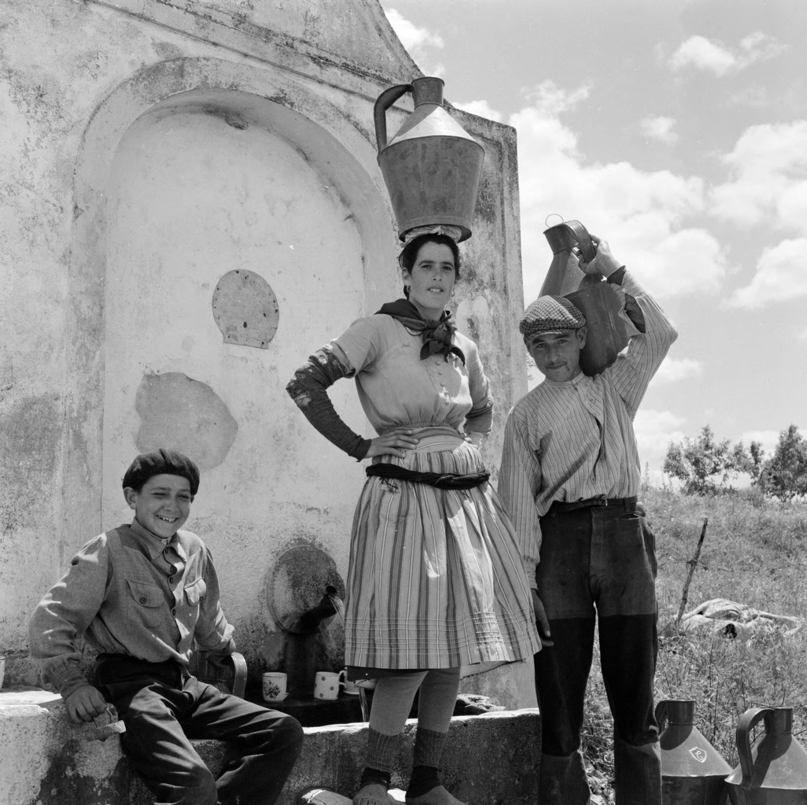 Portugal, Salvaterra de Magos, 1959, UWM Libraries, folk costume, akimbo, carrying loads, wall fountain, can, untitled, Fortepan #260600