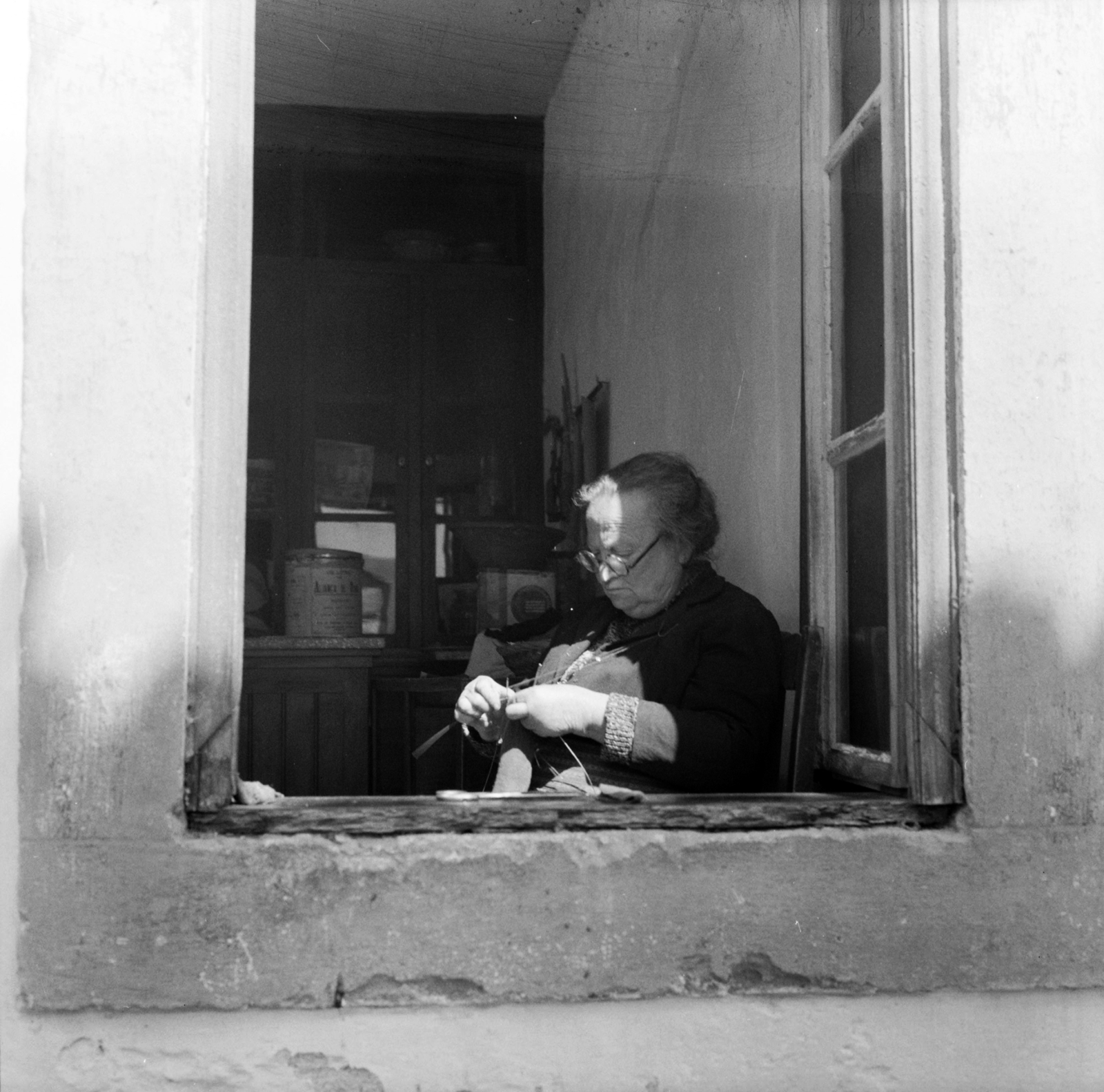 Portugal, 1959, UWM Libraries, old person, handcraft, window, Fortepan #260604