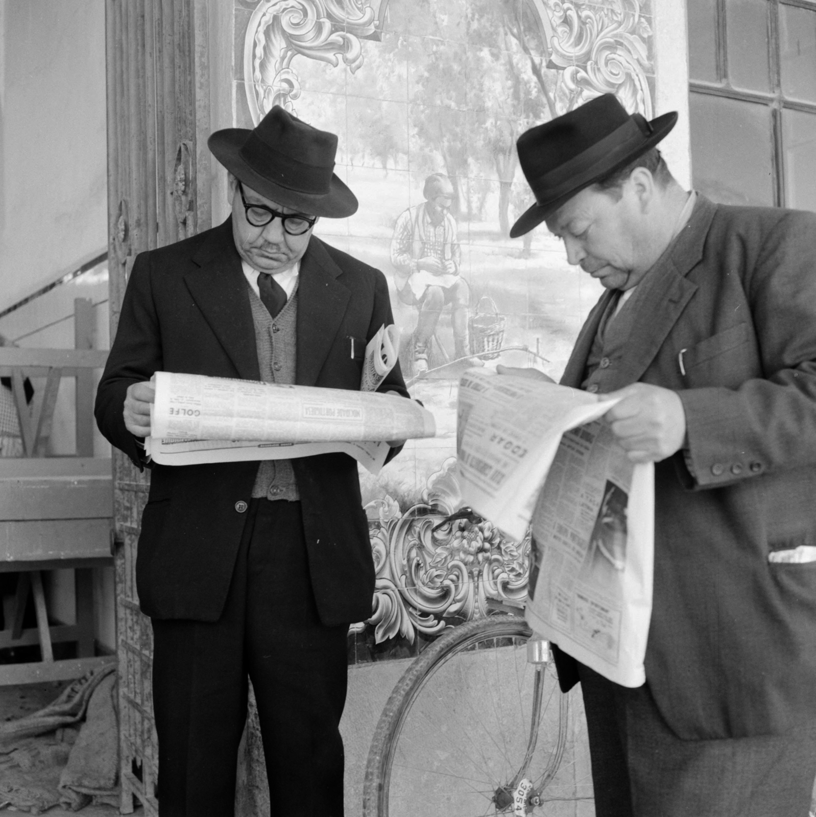 Portugal, Rua Dr. Jaime Figuereido, Mercado Municipal de Santarém (Santarém-i városi piac)., 1959, UWM Libraries, newspaper, reading, men, Fortepan #260606