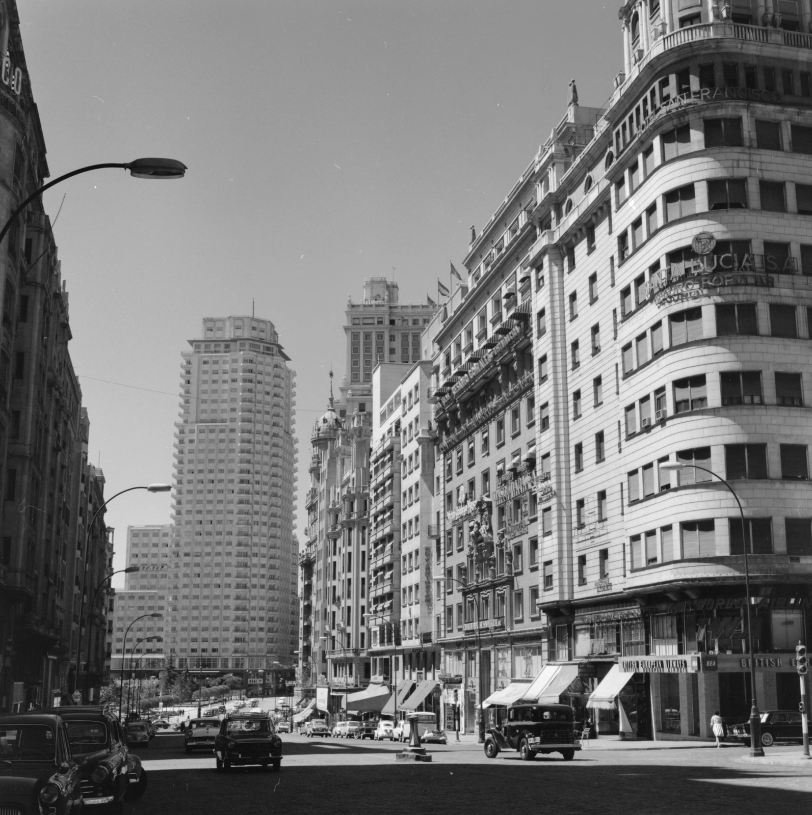 Spanyolország, Madrid, a Calle Gran Vía a Plaza de España felé nézve, jobbra a Calle de García Molinas torkolata., 1961, UWM Libraries, Fortepan #260614