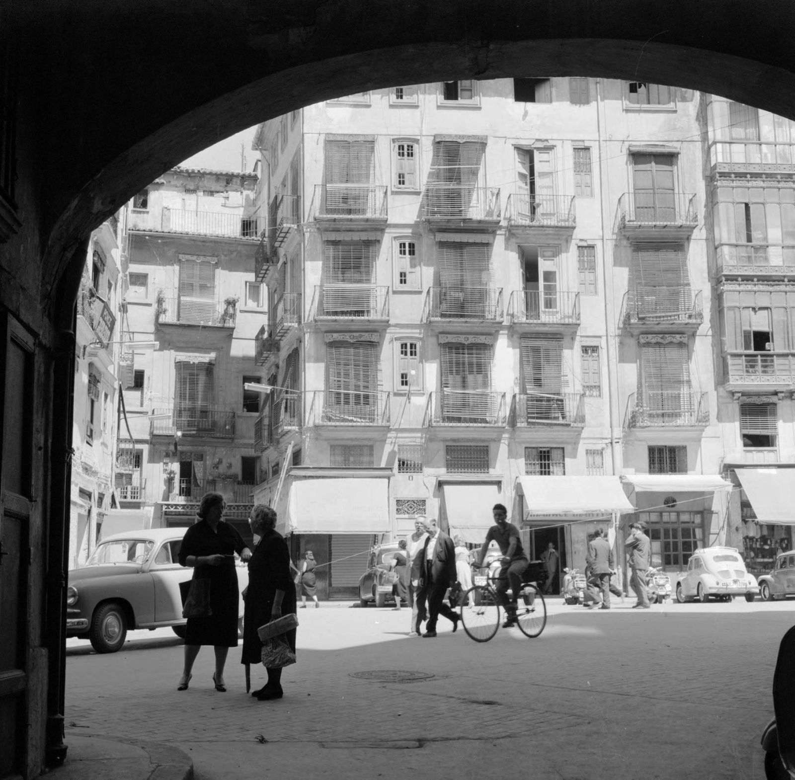 Spanyolország, Valencia, a Plaça de Lope de Vega, a felvétel a Plaça Redona-ról idevezető átjáróból készült., 1961, UWM Libraries, kerékpár, Fortepan #260616