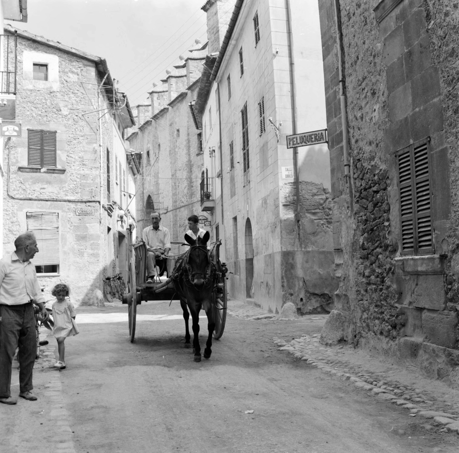 Spanyolország,Baleár-szigetek,Mallorca, Pollença, Carrer d'Antoni Maura, jobbra a Carrer de Càrritx torkolata., 1961, UWM Libraries, Fortepan #260619