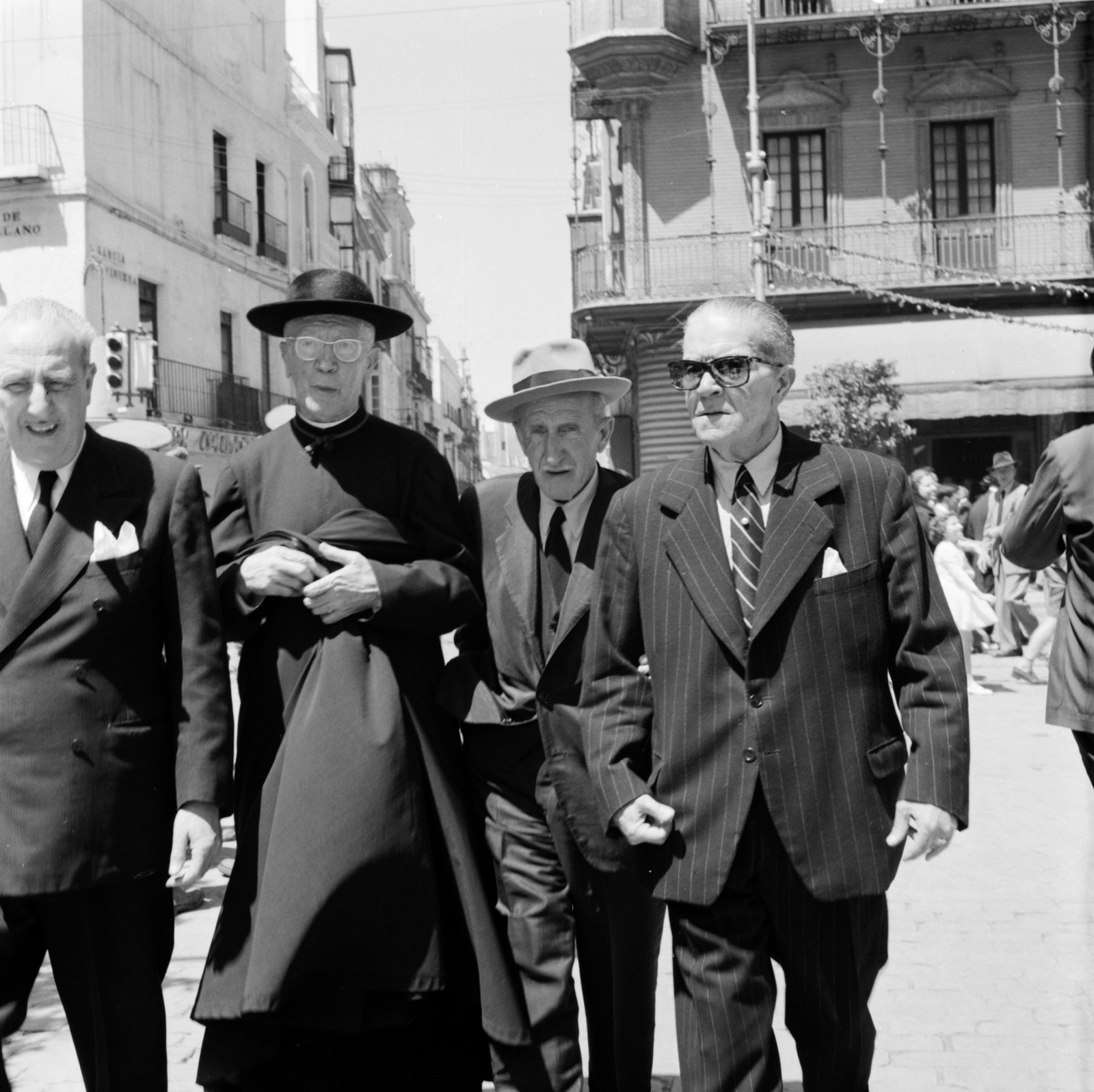 Spain, a Calle García de Vinuesa és az Avenida de la Constitución (Avenida Queipo de Llano) keresztezödése a Calle Alemanes felől., 1961, UWM Libraries, hat, shades, cassock, Fortepan #260629