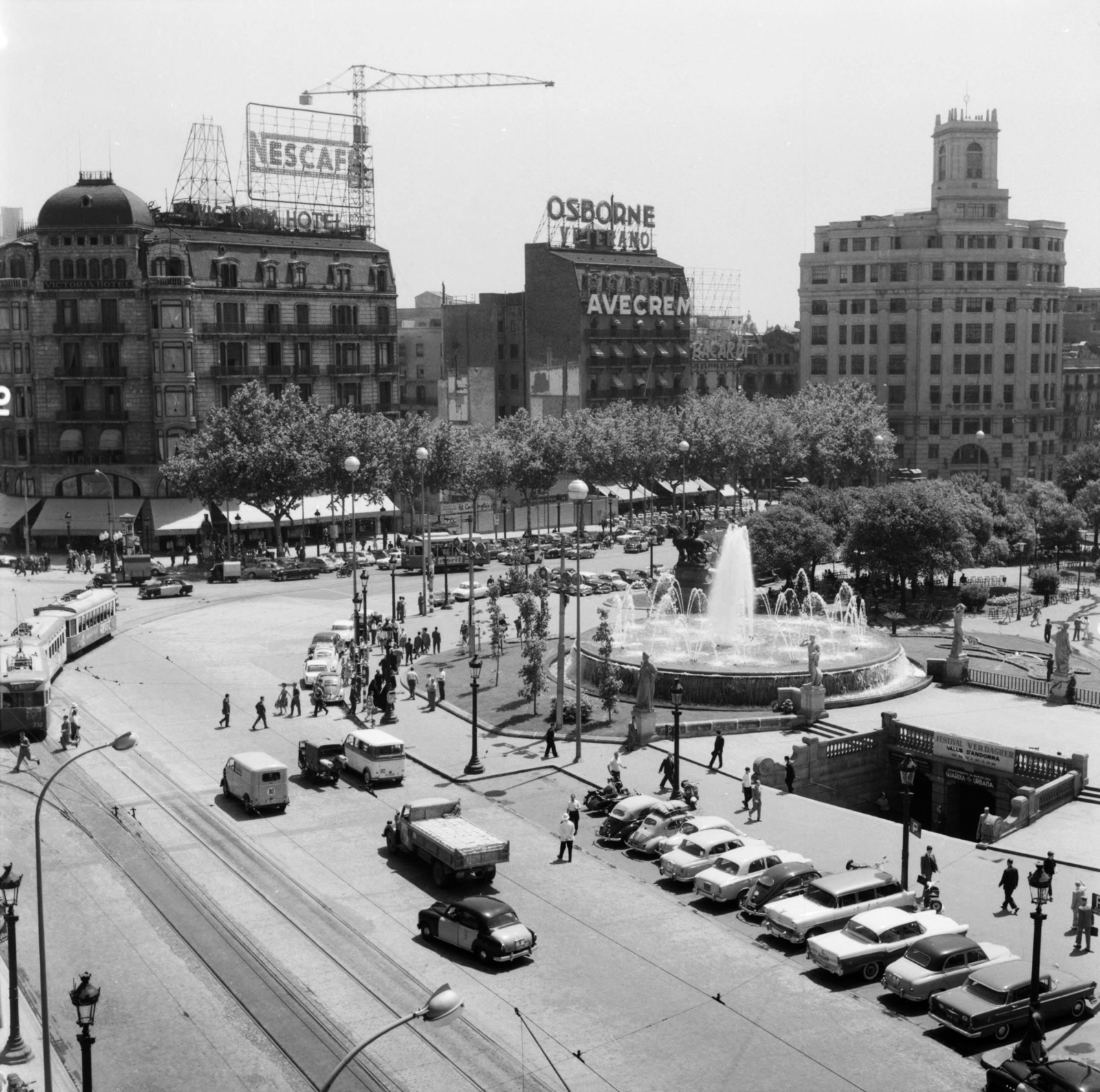 Spanyolország, Barcelona, Plaza de Cataluña (Plaça de Catalunya)., 1961, UWM Libraries, Fortepan #260645