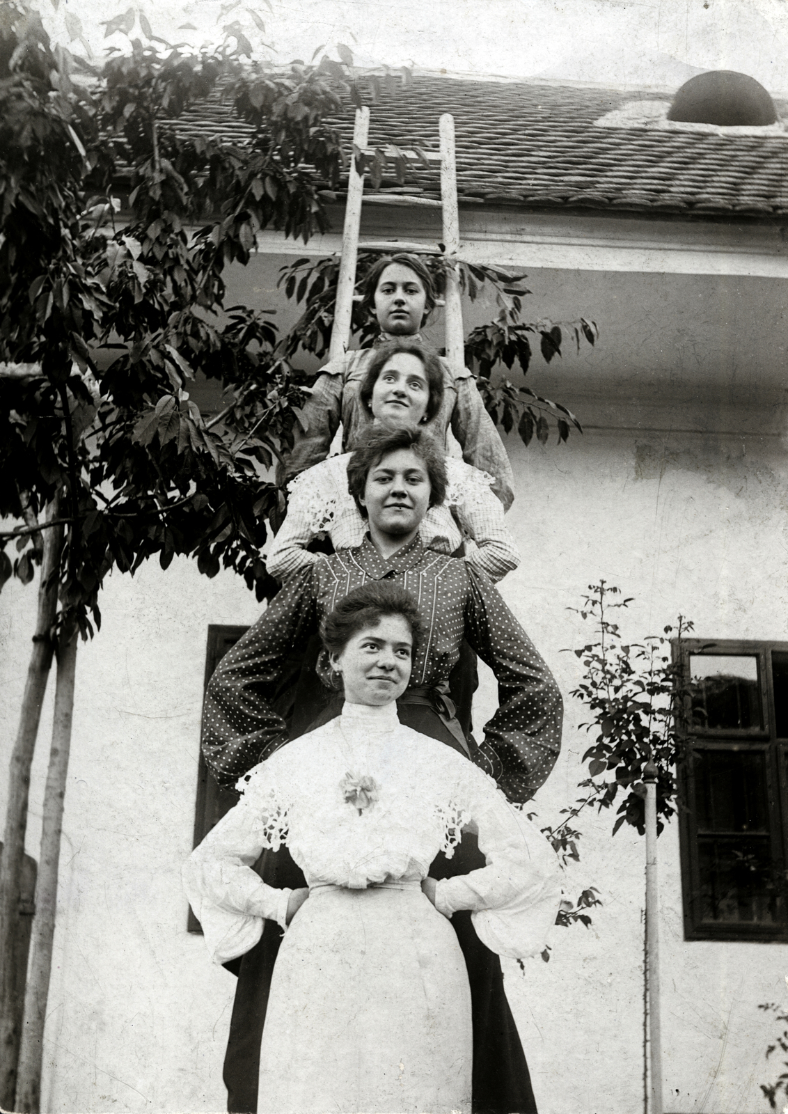 1915, Fortepan, yard, happiness, tableau, smile, women, ladder, akimbo, Fortepan #26065