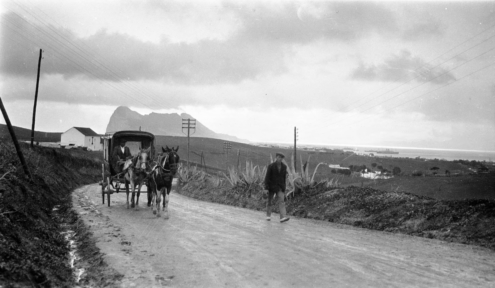 Spain, untitled, háttérben a Gibraltári-szikla., 1924, UWM Libraries, Horse-drawn carriage, mule, Fortepan #260656