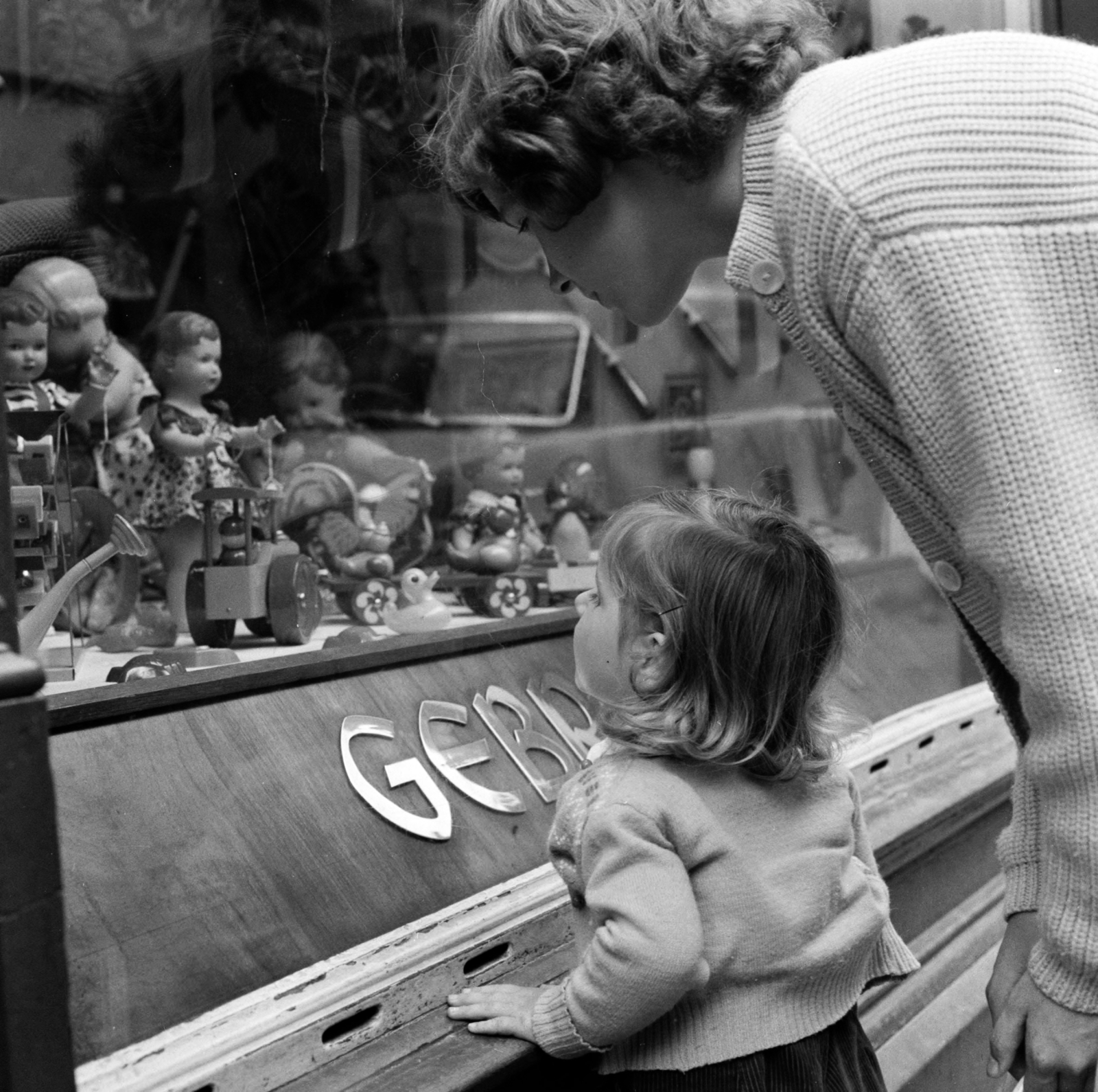 Switzerland, Basel, 1958, UWM Libraries, photo aspect ratio: square, toy doll, Show window, girl, Fortepan #260664