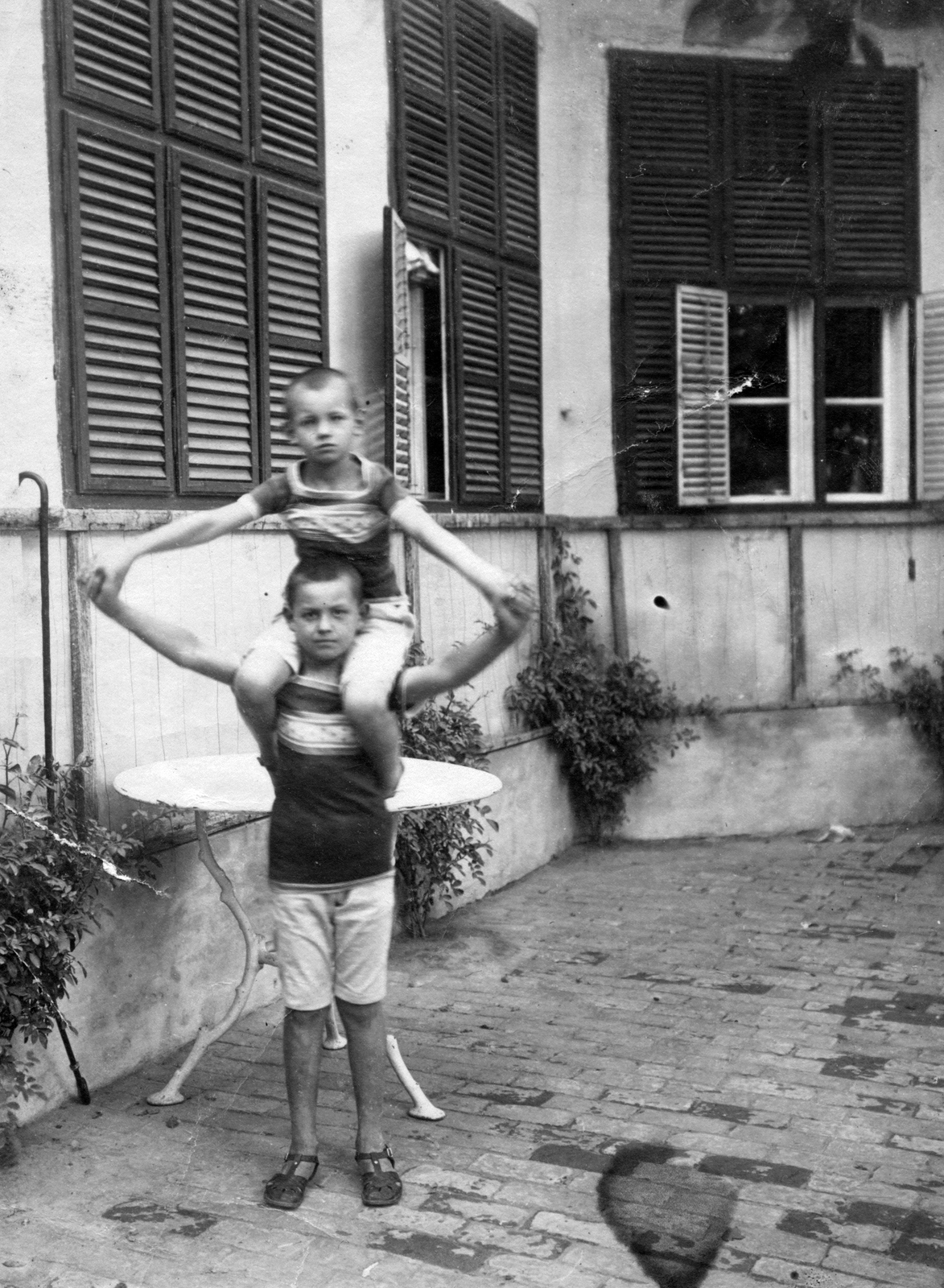 1904, Fortepan, yard, boy, exercise, sitting on the shoulders, spread out arms, feat, Fortepan #26067