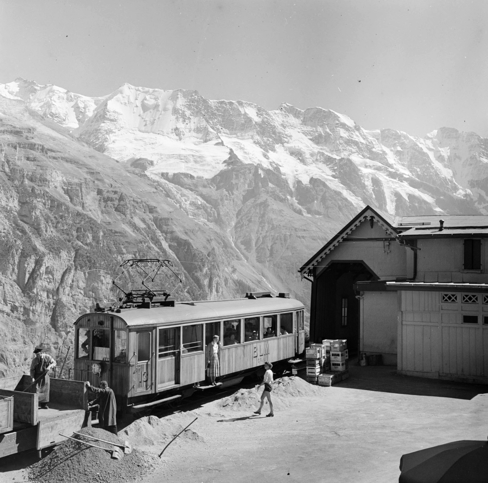 Svájc, Mürren, Bergbahn Lauterbrunnen–Mürren (BLM), másnéven Mürrenbahn., 1958, UWM Libraries, Clarence Woodrow Sorensen, képarány: négyzetes, hegytető, áramszedő, vasút, Fortepan #260677