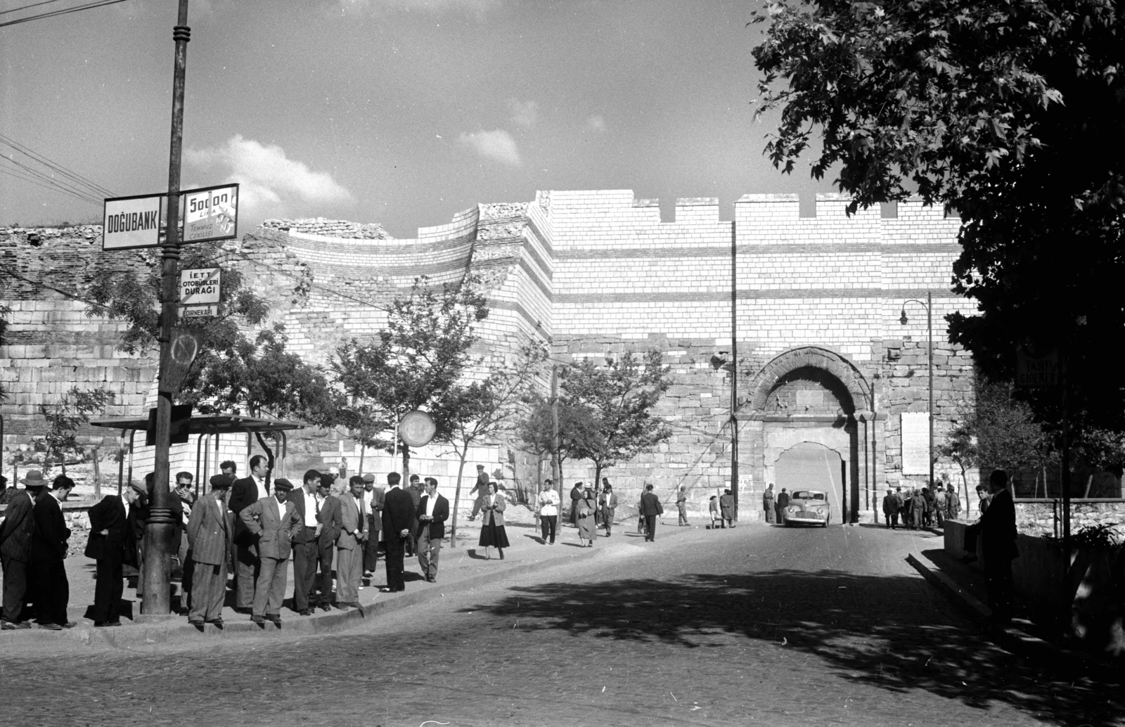 Törökország, Isztambul, Edirnekapı Kavşağı, szemben a Charisius-kapu / Adrianopoly-kapu, ahol II. Mehmed szultán belépett a városba., 1957, UWM Libraries, Harrison Forman, utcakép, boltív, várakozás, Fortepan #260691