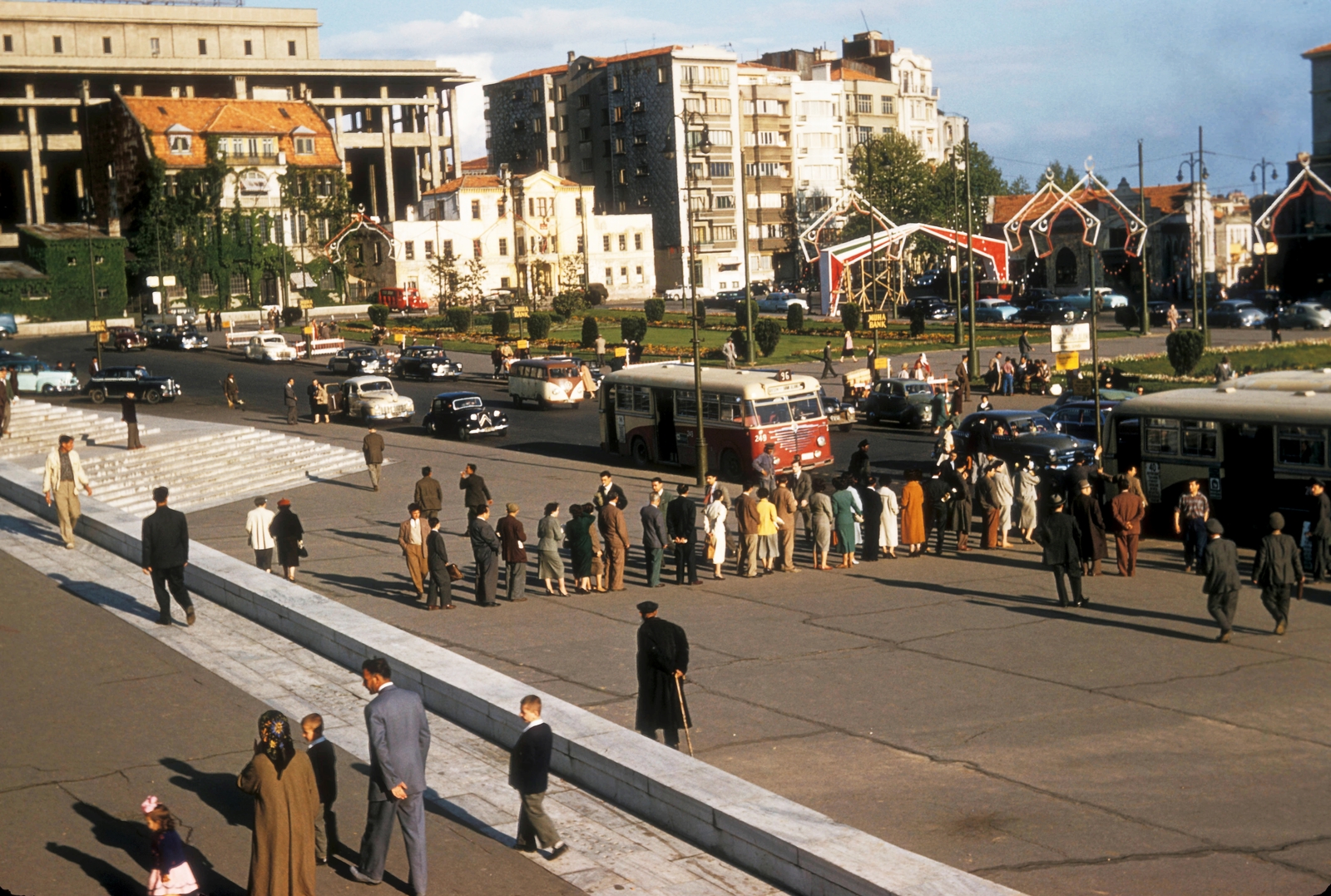 Turkey, Istanbul, Taksim tér (Taksim Meydanı)., 1956, UWM Libraries, street view, colorful, bus, standing in line, Fortepan #260693