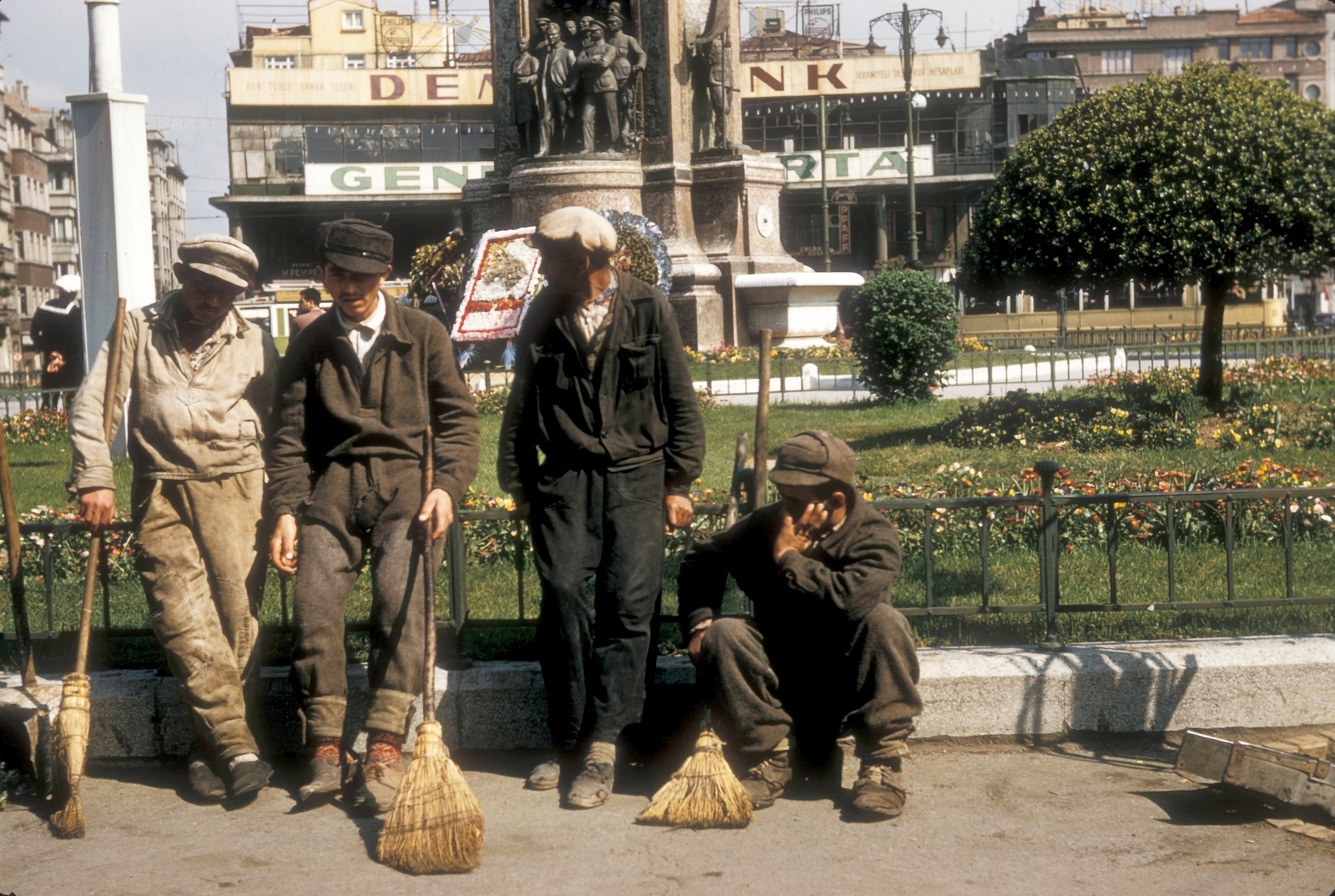 Turkey, Istanbul, Taksim tér (Taksim Meydanı), háttérben a Köztársasági emlékmű (Cumhuriyet Aniti)., 1956, UWM Libraries, colorful, relaxation, flower bed, sweeper, Fortepan #260694