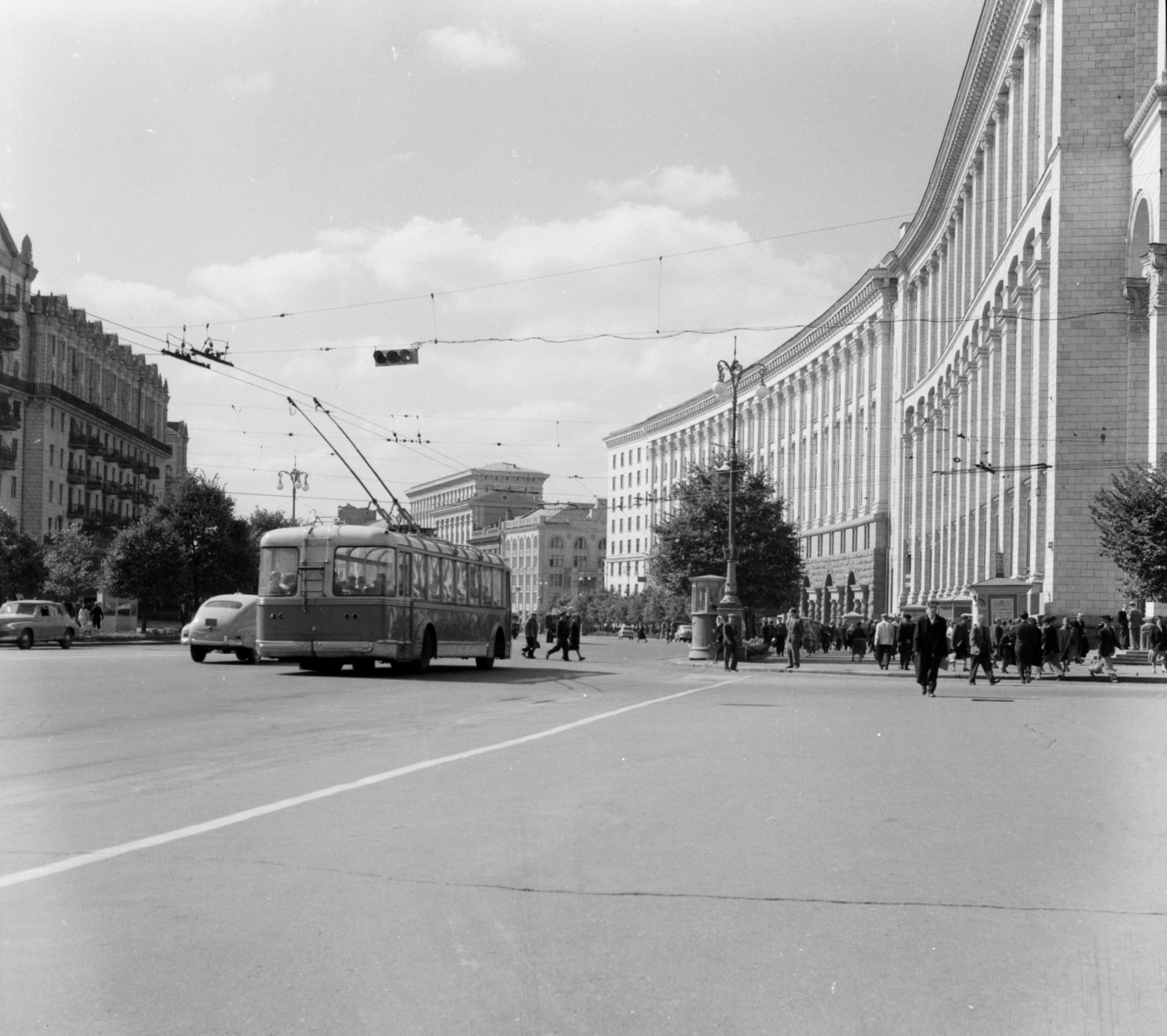 Ukraine, Kyiv, Hrescsatik sugárút a Függetlenség tere (Majdan Nezalezsnosztyi, ekkor Kalinyin tér) felől nézve., 1957, UWM Libraries, trolley bus, Soviet Union, Fortepan #260696