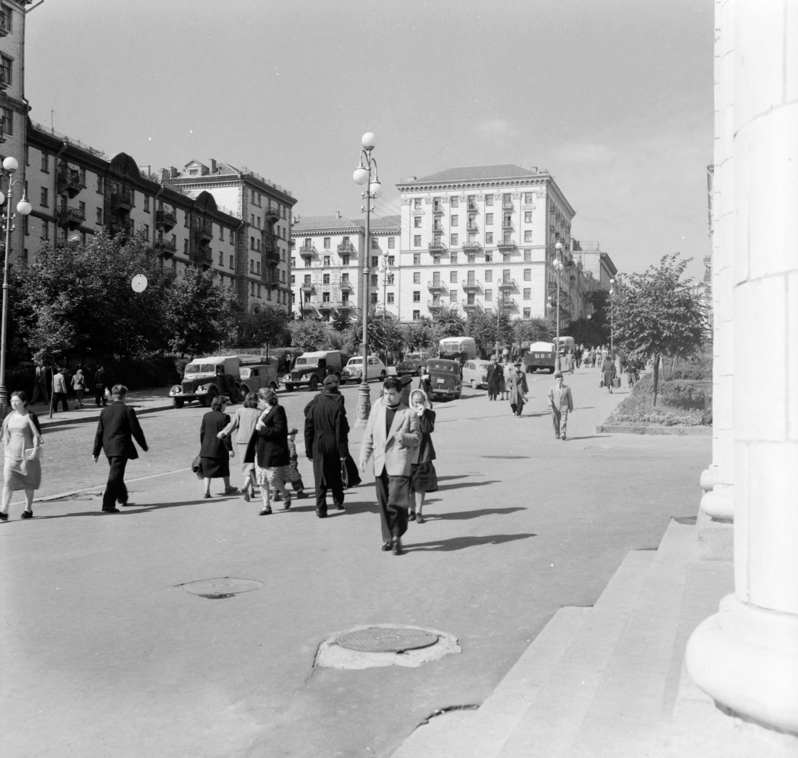 Ukraine, Kyiv, Prorizna (Szverdlov) út a Hrescsatik sugárút felől., 1958, UWM Libraries, Soviet Union, photo aspect ratio: square, street view, pedestrian, Fortepan #260697