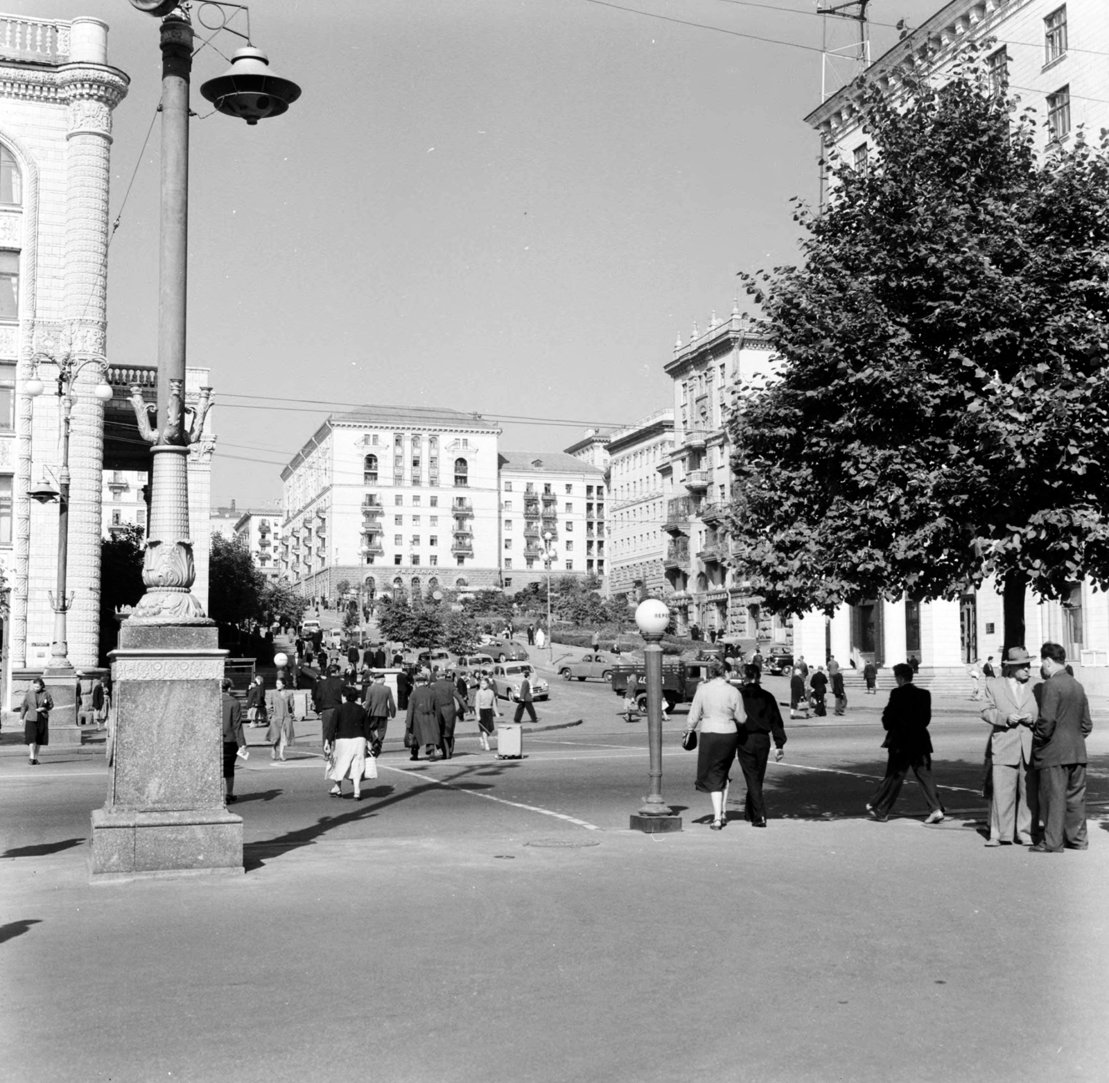 Ukraine, Kyiv, Prorizna (Szverdlov) út a Hrescsatik sugárút felől., 1958, UWM Libraries, Soviet Union, photo aspect ratio: square, street view, Fortepan #260698