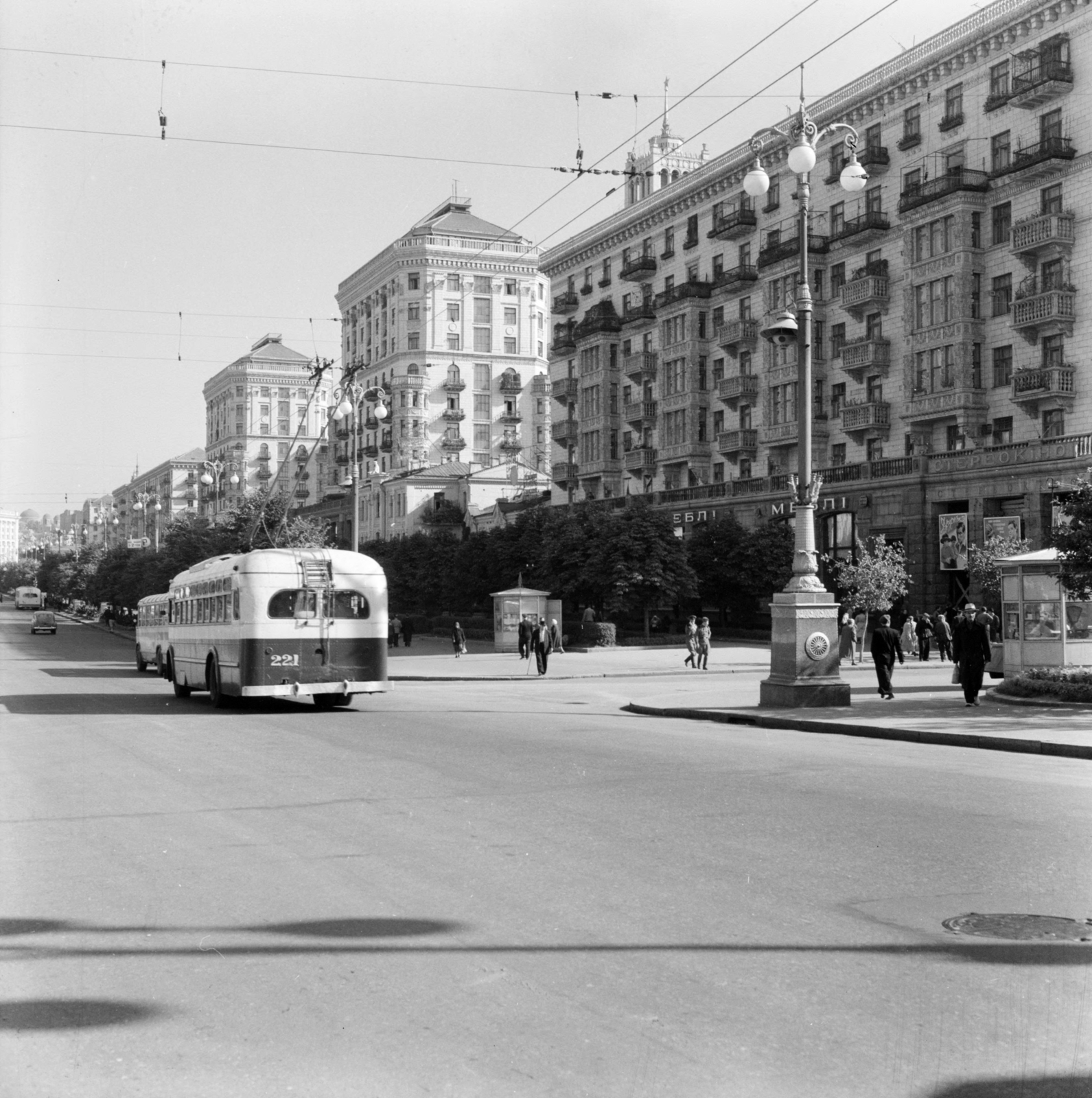 Ukraine, Kyiv, Hrescsatik sugárút a Prorizna (Szverdlov) út felé nézve., 1958, UWM Libraries, trolley bus, lamp post, Soviet Union, photo aspect ratio: square, Fortepan #260699