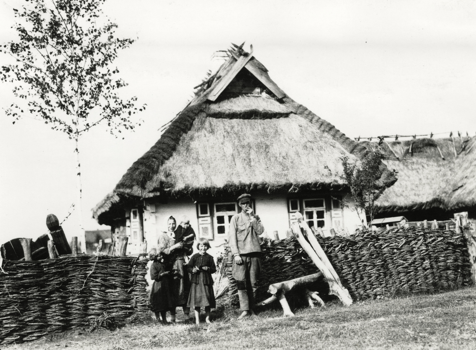 Ukraine, család a házuk előtt., 1934, UWM Libraries, house, family, thatched roof, Fortepan #260700