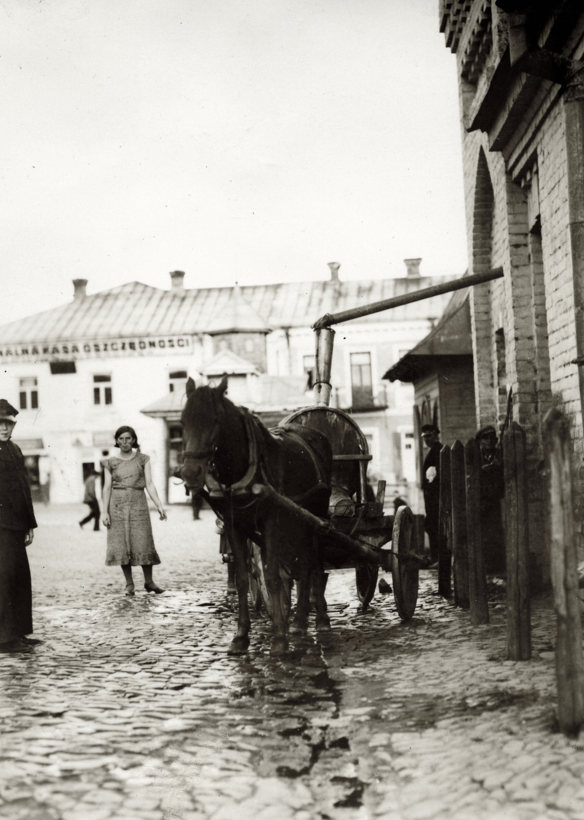 Ukraine, Dubno, vízszállító lovaskocsi feltöltése a vízmű épülénél., 1934, UWM Libraries, horse, street view, Fortepan #260708