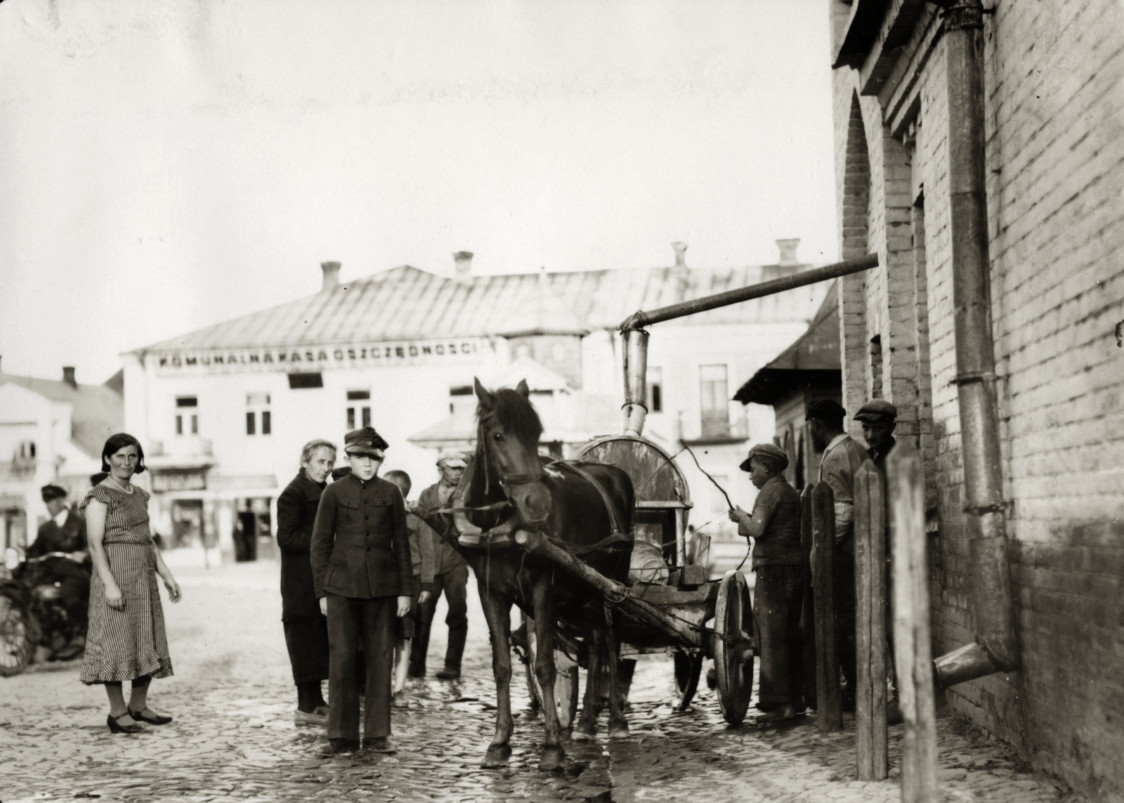 Ukraine, Dubno, vízszállító lovaskocsi feltöltése a vízmű épülénél., 1934, UWM Libraries, Fortepan #260709