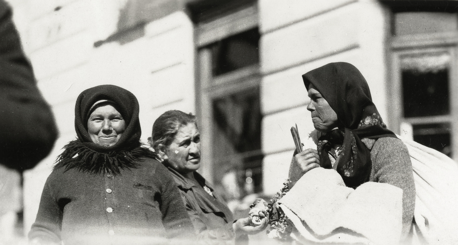 Ukrajna, Zolocsiv, (ekkor Złoczów), piac., 1934, UWM Libraries, Boyd Louise Arner, árus, fejkendő, Fortepan #260720