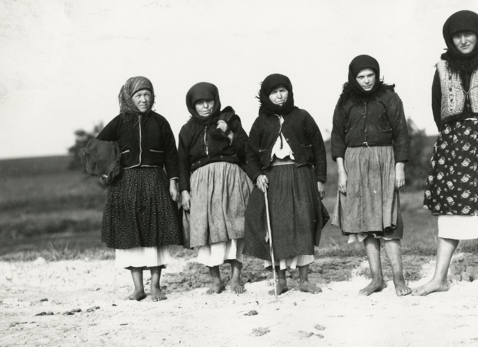 Ukraine, a felvétel Hvizdec (ekkor Gwoździec)-tól északkeletre kb. 13 km-re készült., 1934, UWM Libraries, folk costume, barefoot, Fortepan #260722