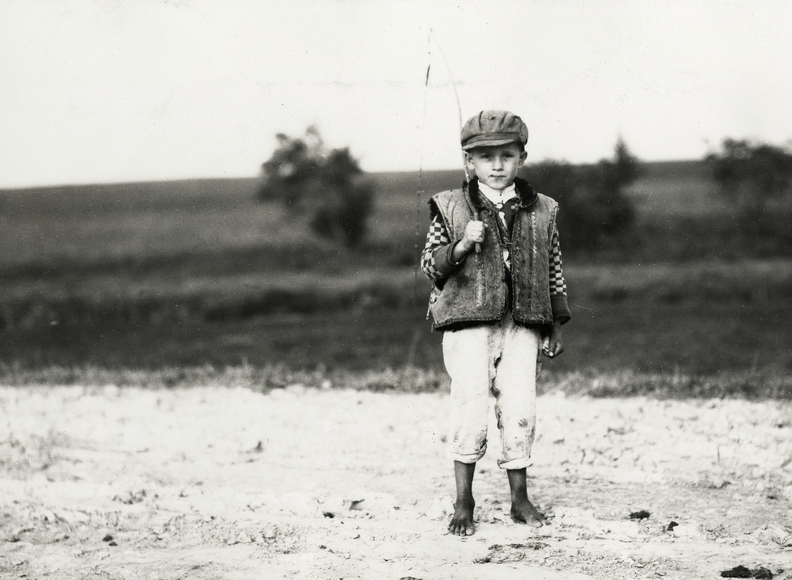 Ukrajna, a felvétel Hvizdec (ekkor Gwoździec)-tól északkeletre kb. 13 km-re készült., 1934, UWM Libraries, Boyd Louise Arner, szegénység, mellény, kisfiú, mezítláb, sapka, Fortepan #260733