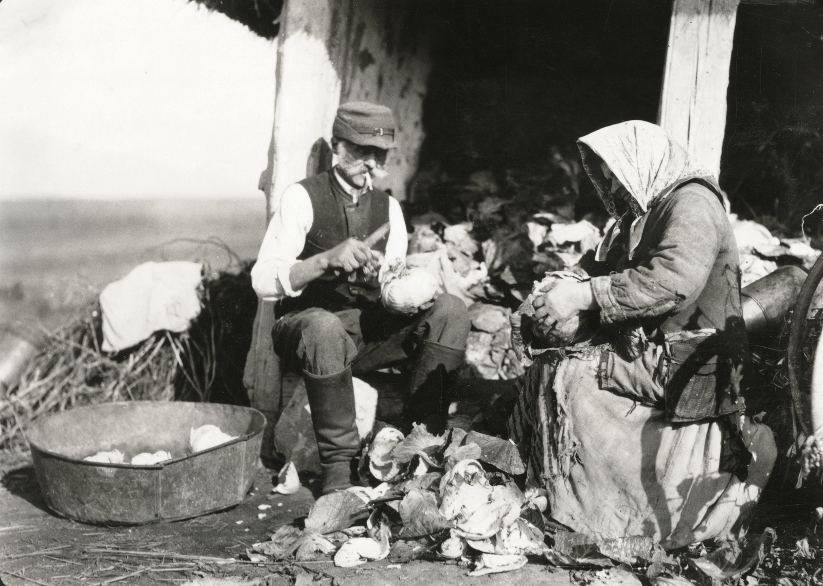 Ukrajna, a felvétel Lviv-től keletre kb. 23 km-re készült. Egy férfi és egy nő káposztát készít elő sózásra., 1934, UWM Libraries, Boyd Louise Arner, Fortepan #260734