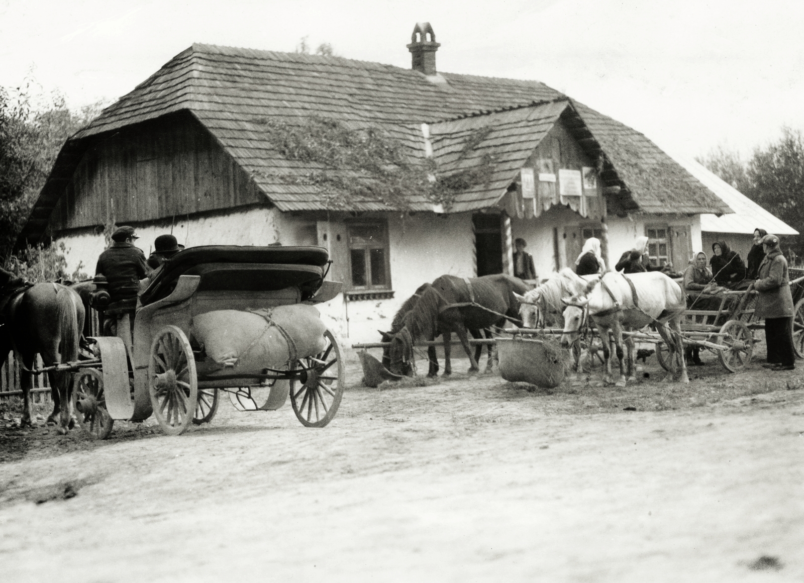 Ukraine, a felvétel Sztarij Szambir-tól északkeletre kb. 11 km-re készült, egy útmenti fogadó előtt., 1934, UWM Libraries, Fortepan #260746
