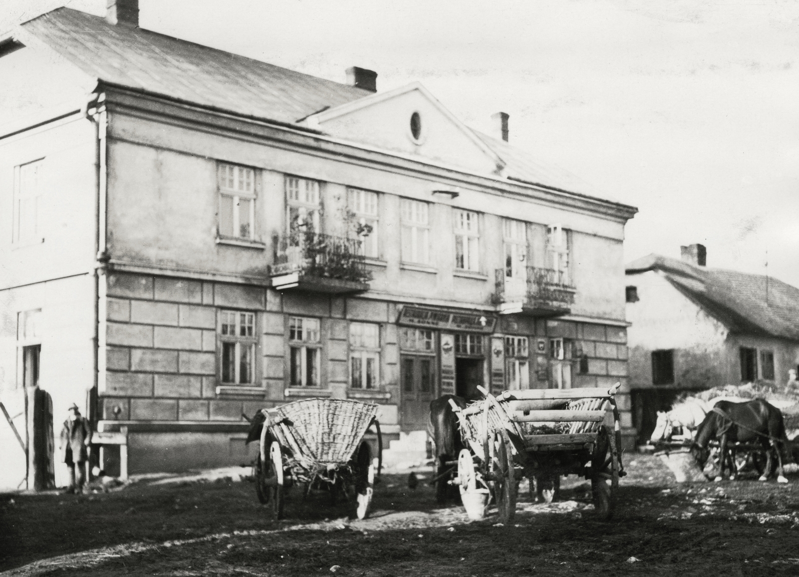 Ukraine, Lviv, a felvétel a város keleti bejáratánál készült, a piacra tartó, útközben pihenő fogatokról., 1934, UWM Libraries, Horse-drawn carriage, Fortepan #260747