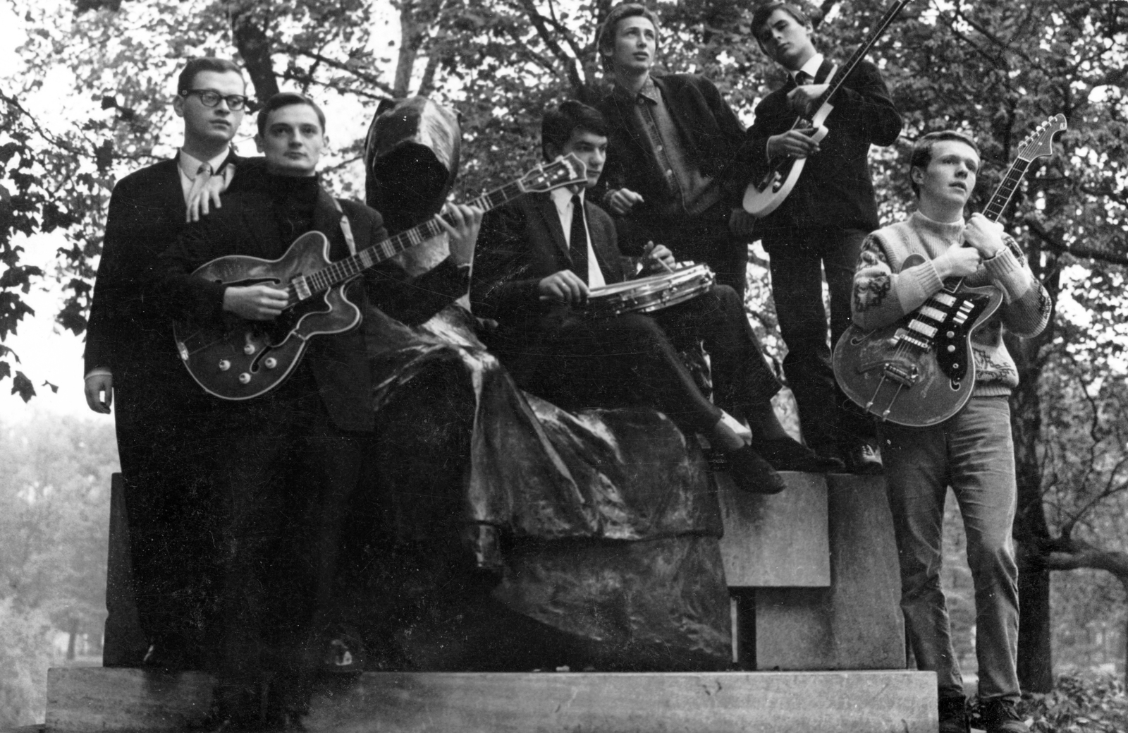 Hungary, Budapest XIV., Anonymus szobra (Ligeti Miklós, 1903.). Anonymus együttes., 1966, Fortepan, music, musical instrument, beat era, guitar, Budapest, Anonymus-portrayal, sitting on a sculpture, standing on a sculpture, Fortepan #26077