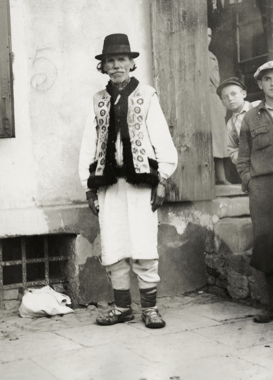 Ukraine, (ekkor Bolechów), a felvétel a piacon készült., 1934, UWM Libraries, folk costume, Fortepan #260791