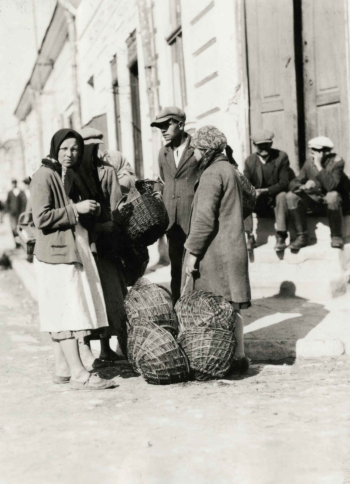 Ukraine, Zoloshiv, (ekkor Złoczów), kosárkészítő kereskedők a piac közelében.., 1934, UWM Libraries, Fortepan #260792