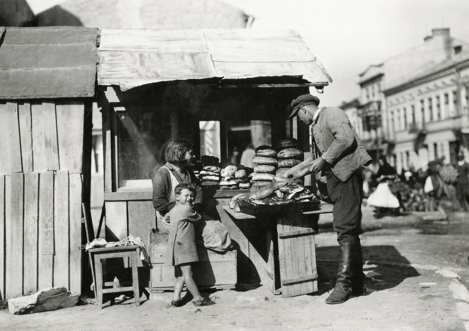 Ukraine, Zoloshiv, (ekkor Złoczów), kenyérárus a piacon., 1934, UWM Libraries, loaf of bread, Fortepan #260794