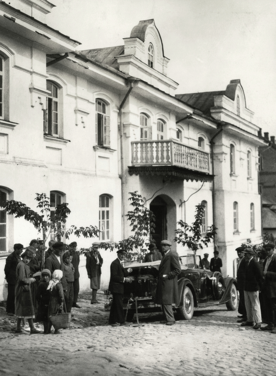 Ukraine, Pochaiv, a Lawra ortodox kolostorhoz tartozó épület előtt a felvételt készítő Boyd Louise Arner fotográfus Packard típusú személygépjárműve áll., 1934, UWM Libraries, Fortepan #260802
