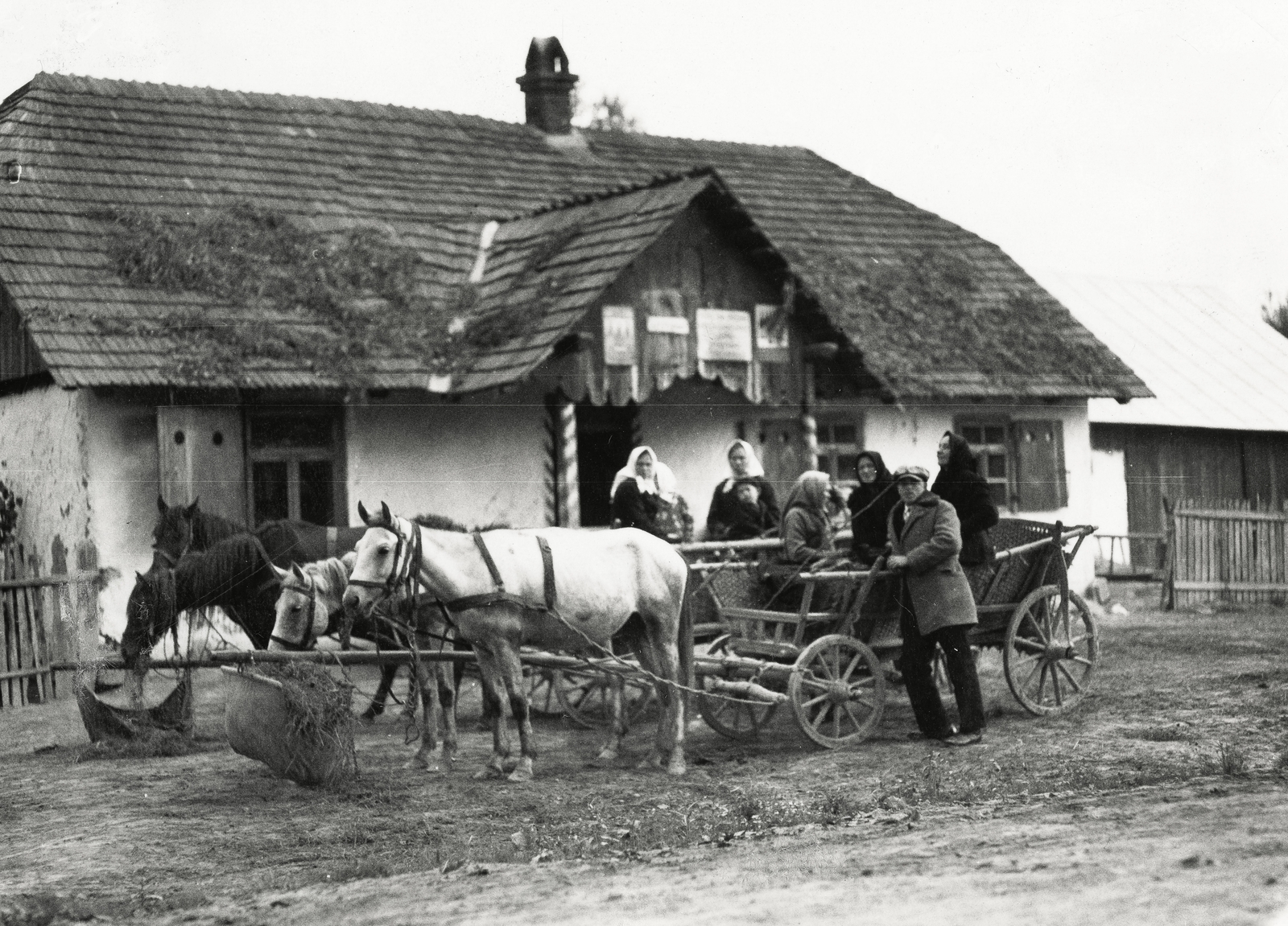 Ukraine, a felvétel Sztarij Szambir-tól északkeletre kb. 11 km-re készült, egy útmenti fogadó előtt., 1934, UWM Libraries, Horse-drawn carriage, Fortepan #260809