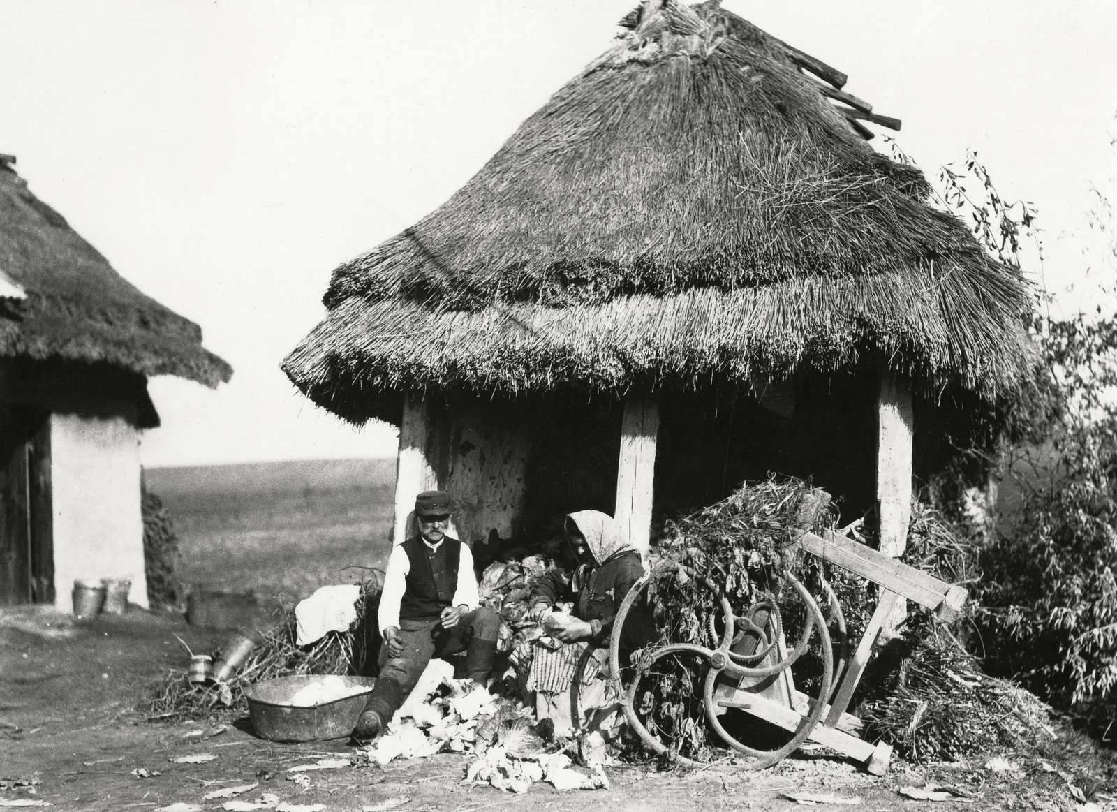 Ukraine, a felvétel Lviv-től keletre kb. 23 km-re készült. Egy férfi és egy nő káposztát készít elő sózásra., 1934, UWM Libraries, straw, cabbage, farmhouse, Fortepan #260810