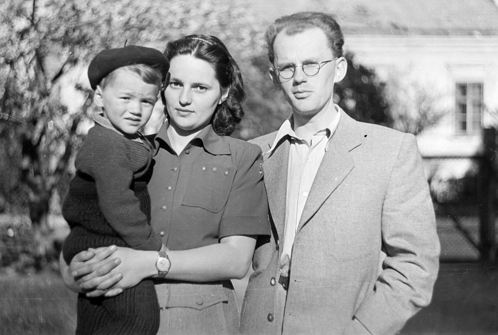 1955, Gyarmati Béla, portrait, wrist watch, hold in arms, family, kid, glasses, suit, beret, Fortepan #260819