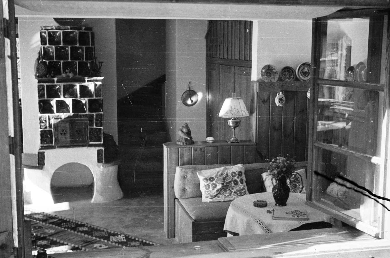 Hungary, Kővágóörs, Pálköve üdülőtelep., 1952, Gyarmati Béla, interior, resort, window, stove, bouquet, light, flask, decorative plates, Fortepan #260838