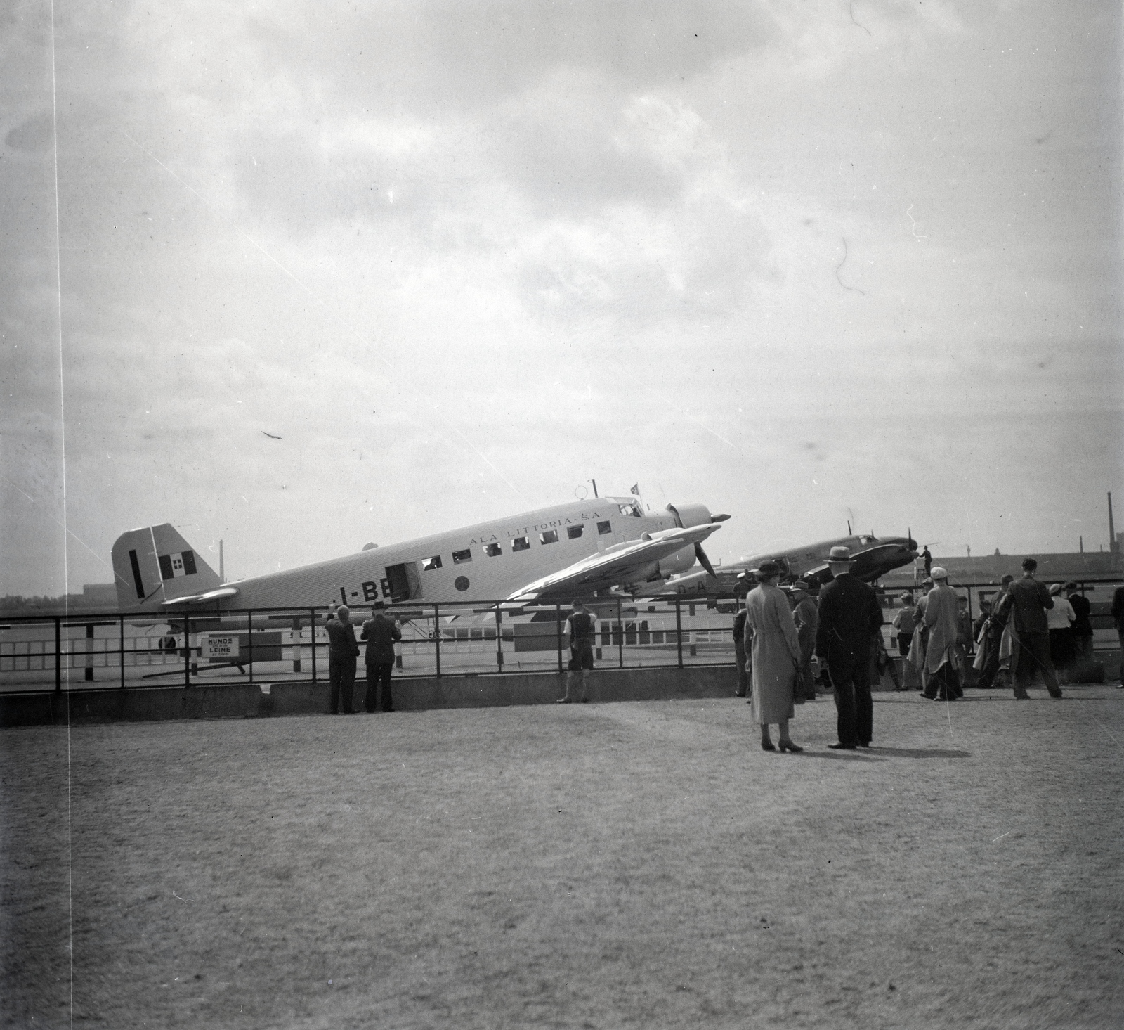 Németország, Berlin, Tempelhof repülőtér., 1936, Lőrincze Judit, közlekedés, német gyártmány, repülőgép, Junkers-márka, repülőtér, Junkers Ju 52, Ala Littoria, felségjelzés, Fortepan #26084