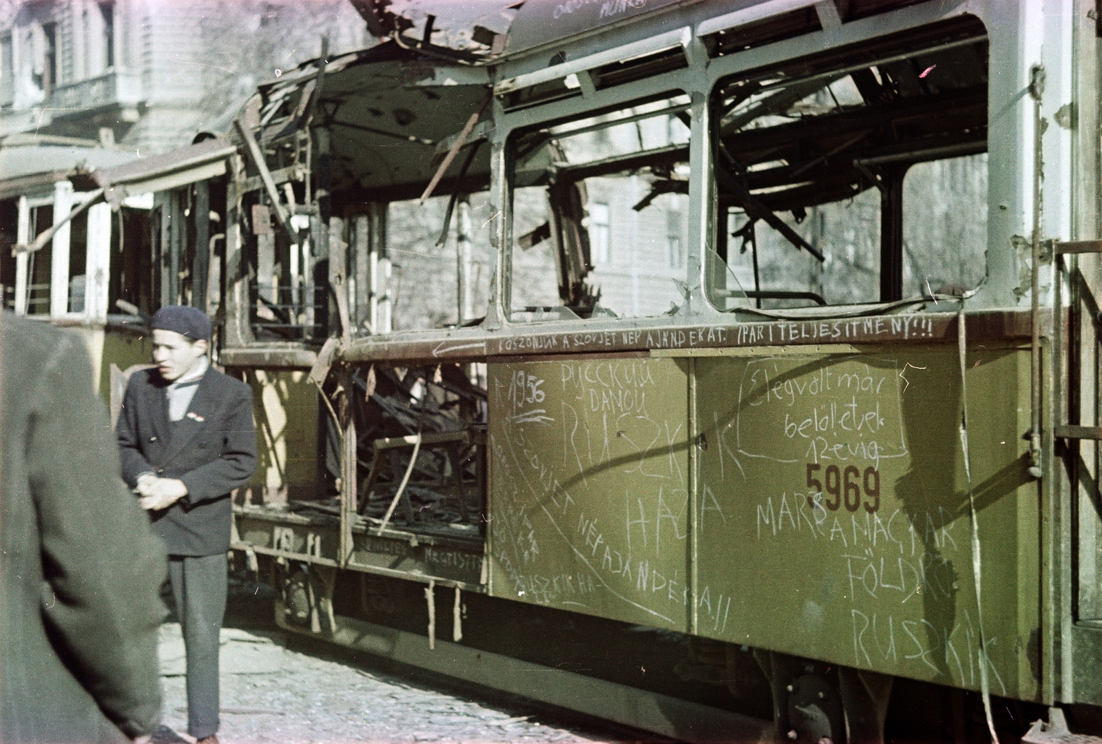 Hungary, Budapest VIII., József körút a Rákóczi térnél, háttérben a Rákóczi tér 12. és 11. számú ház., 1956, Gyarmati Béla, Best of, tram, revolution, wreck, colorful, beret, Budapest, Fortepan #260845