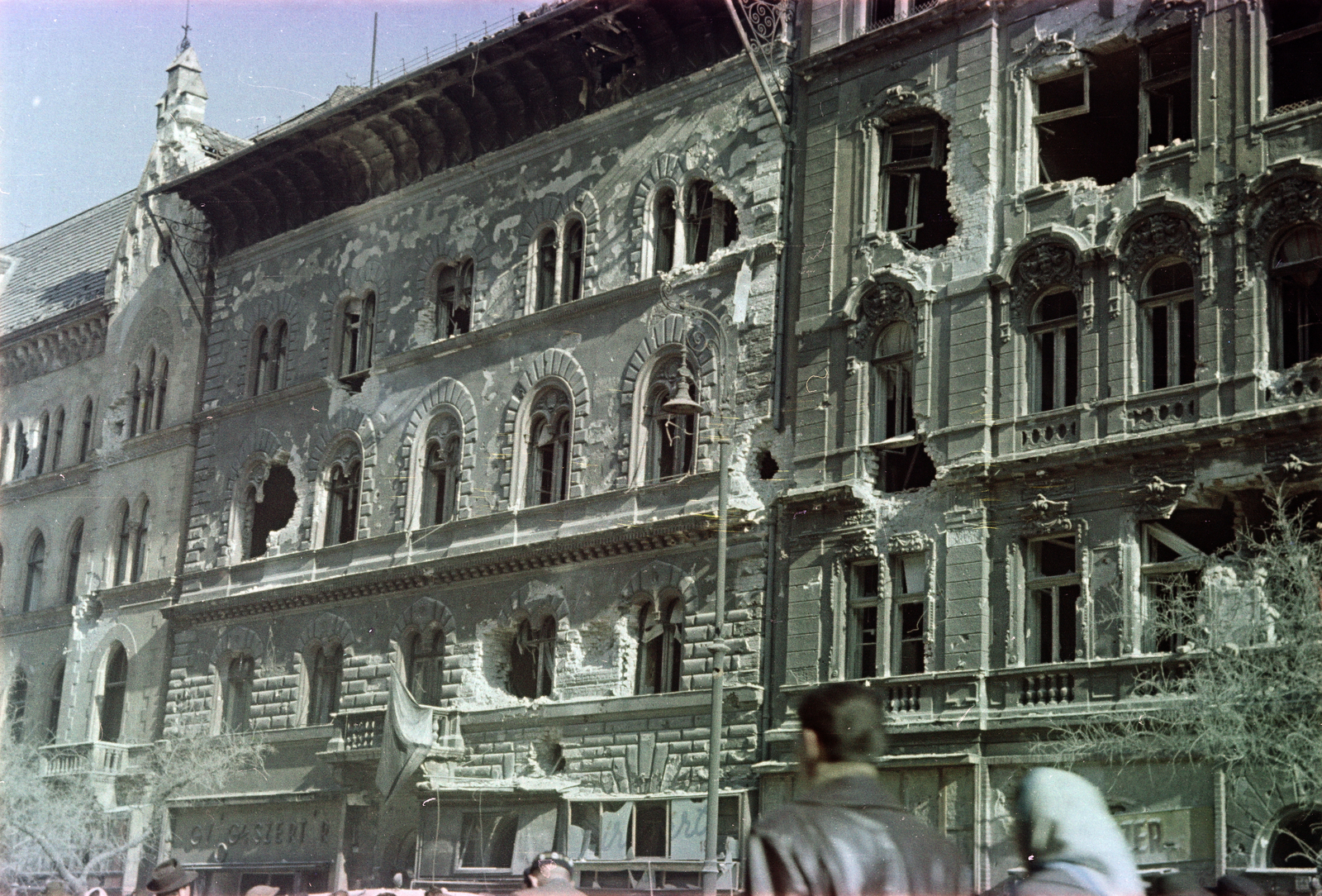 Magyarország, Budapest VIII., József körút, a 62., 64. és 66. számú romos épület., 1956, Gyarmati Béla, épületkár, színes, Budapest, Fortepan #260847