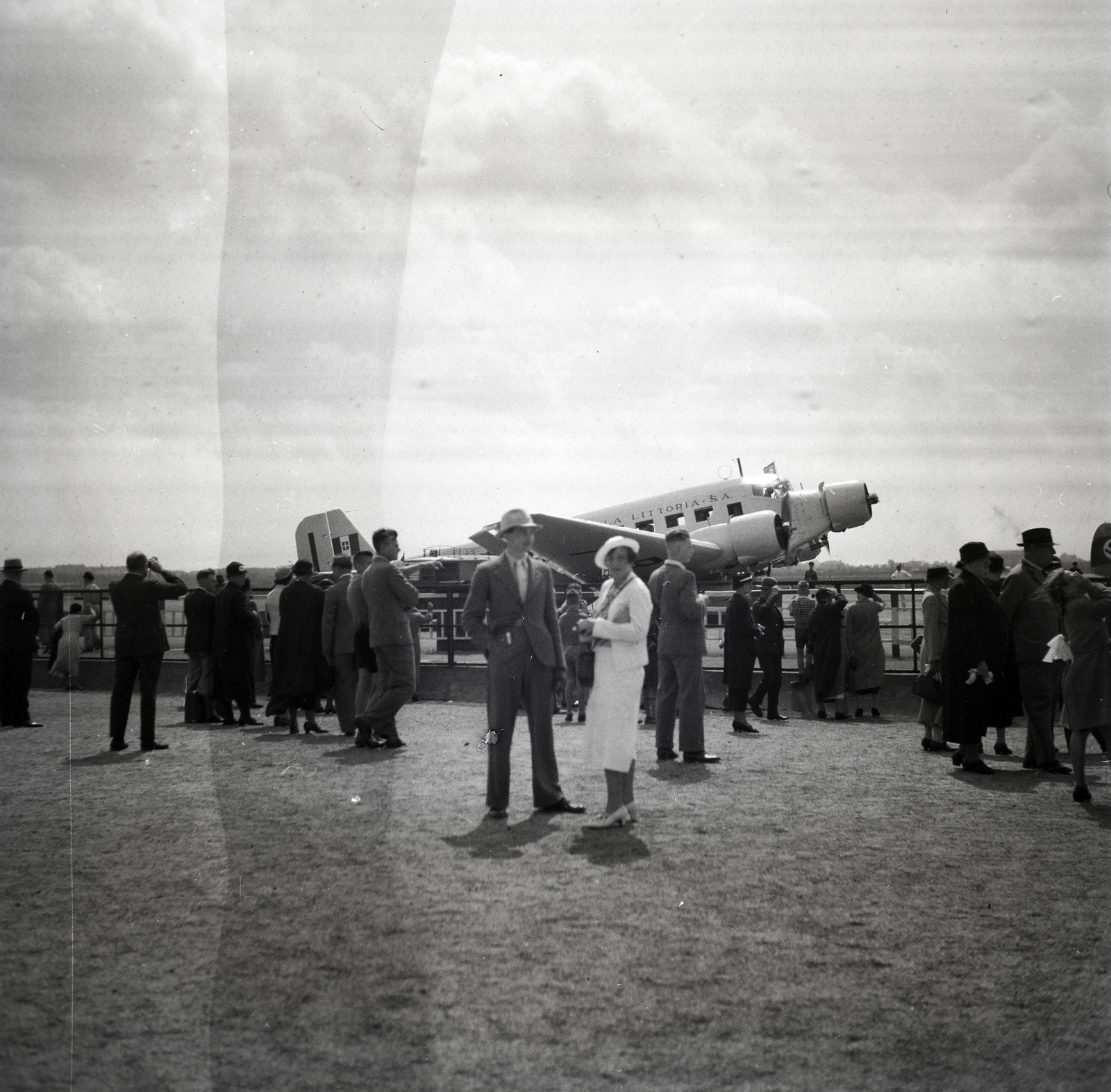 Germany, Berlin, Tempelhof repülőtér., 1936, Lőrincze Judit, transport, flag, Gerrman brand, airplane, Junkers-brand, crest, airport, insignia, Fortepan #26085