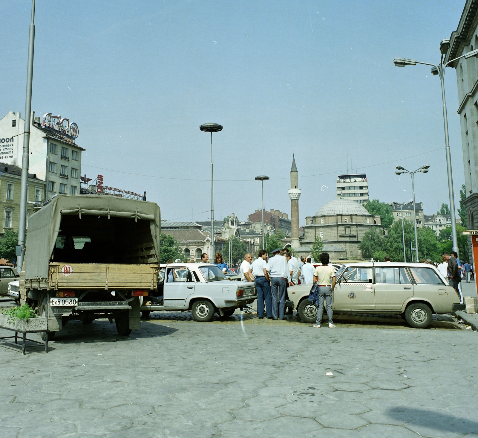 Bulgaria, Sofia, Mária Lujza hercegnő (Georgi Dimitrov) sugárút, szemben a Banja basi mecset., 1986, Faragó György, mosque, Zuk-brand, colorful, Fortepan #260869